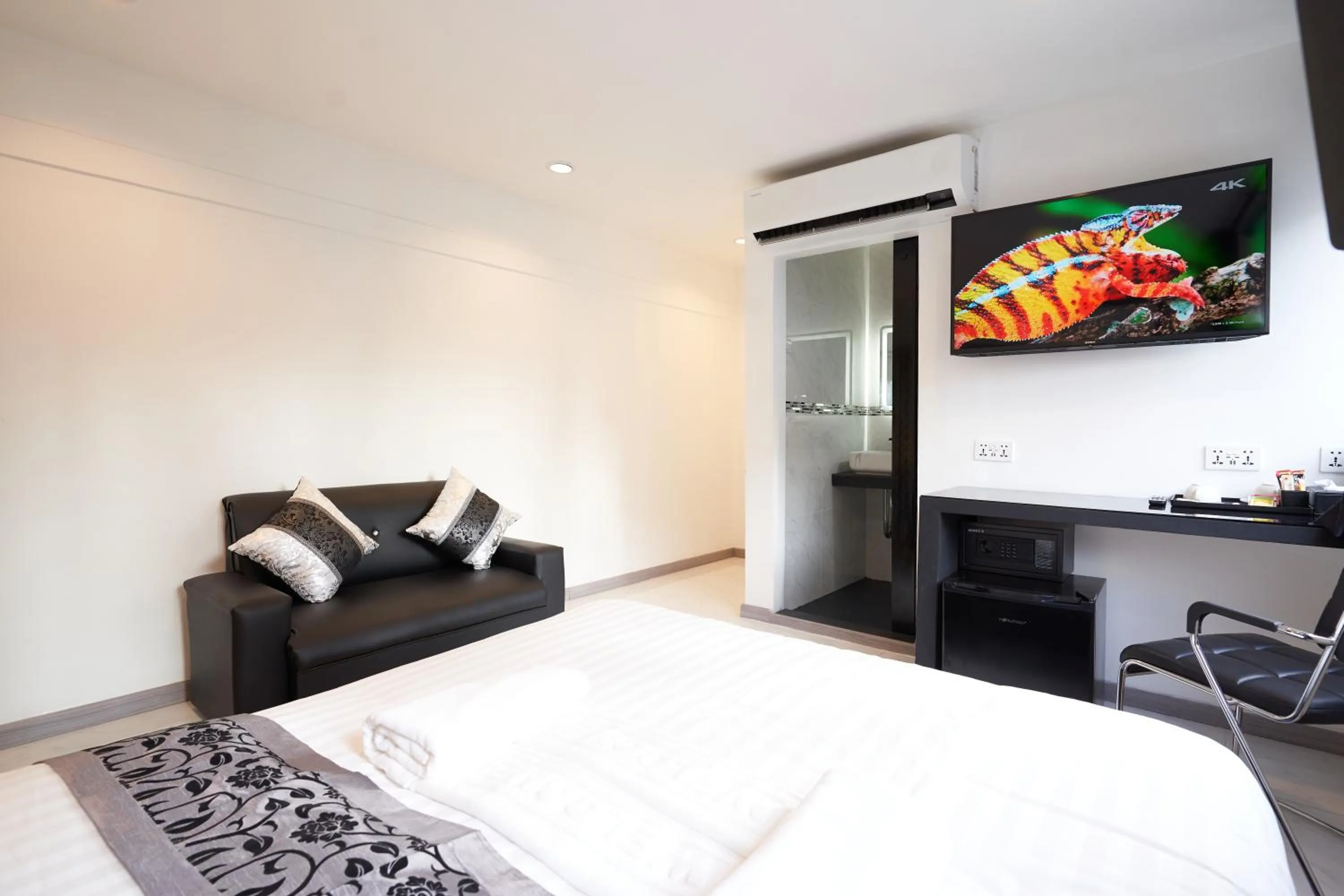 Bed in Thonglor Suites Hotel