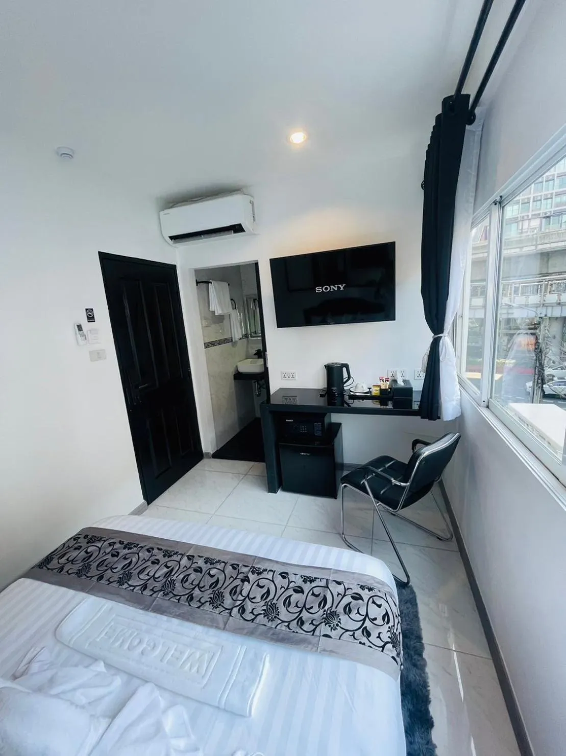 Bed in Thonglor Suites Hotel