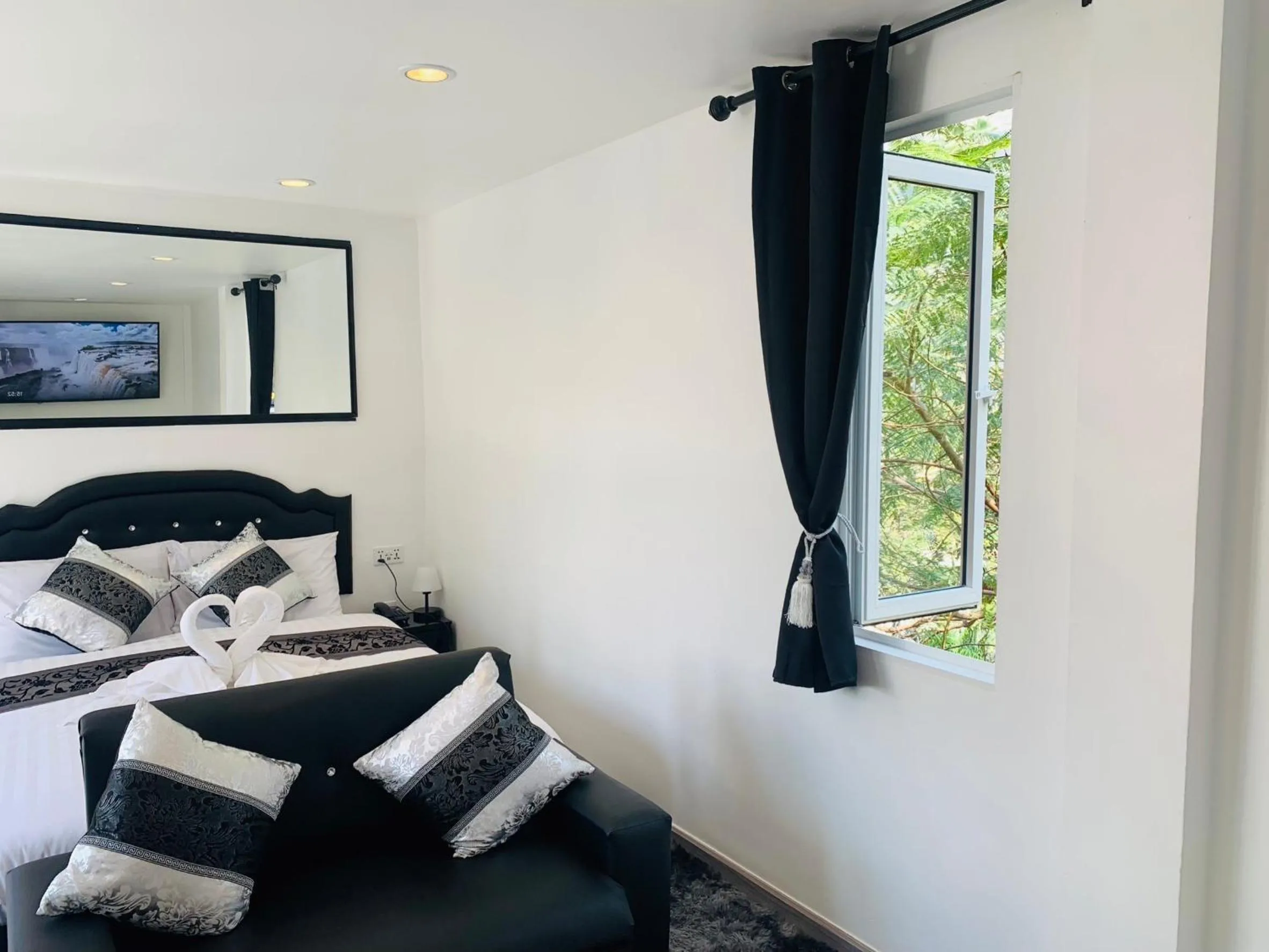 Bed in Thonglor Suites Hotel