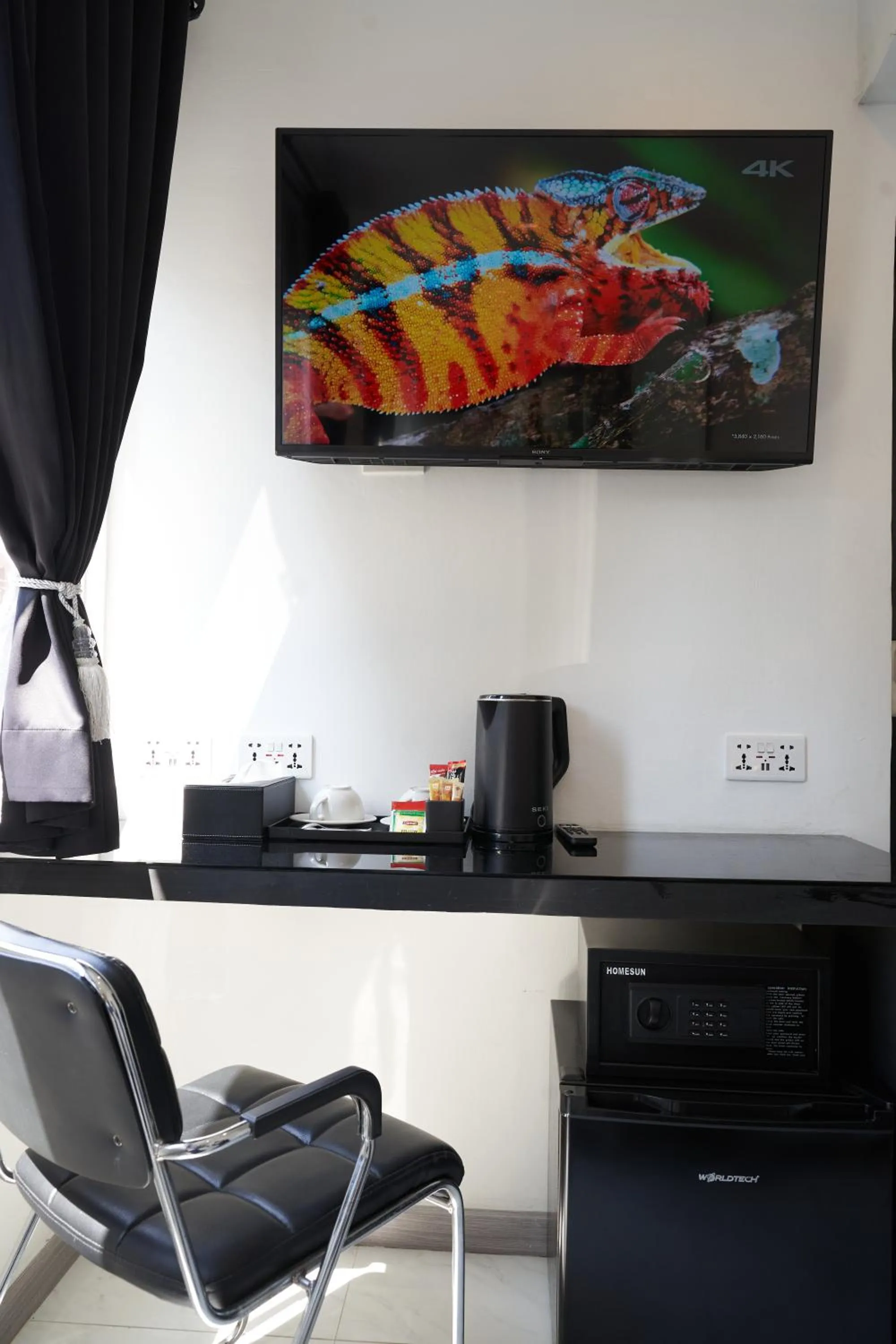 TV and multimedia in Thonglor Suites Hotel