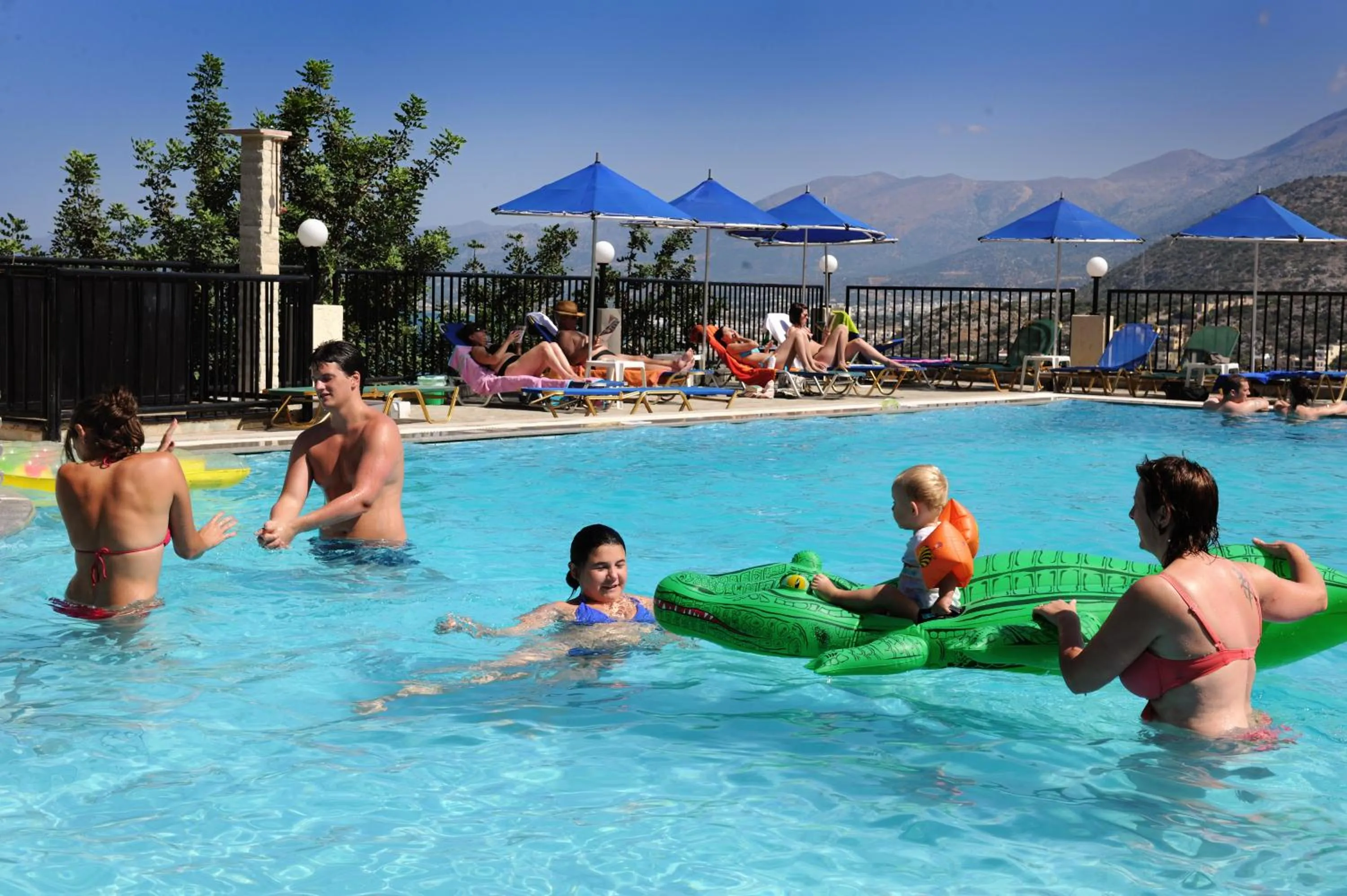 Swimming pool in Mariamare apts