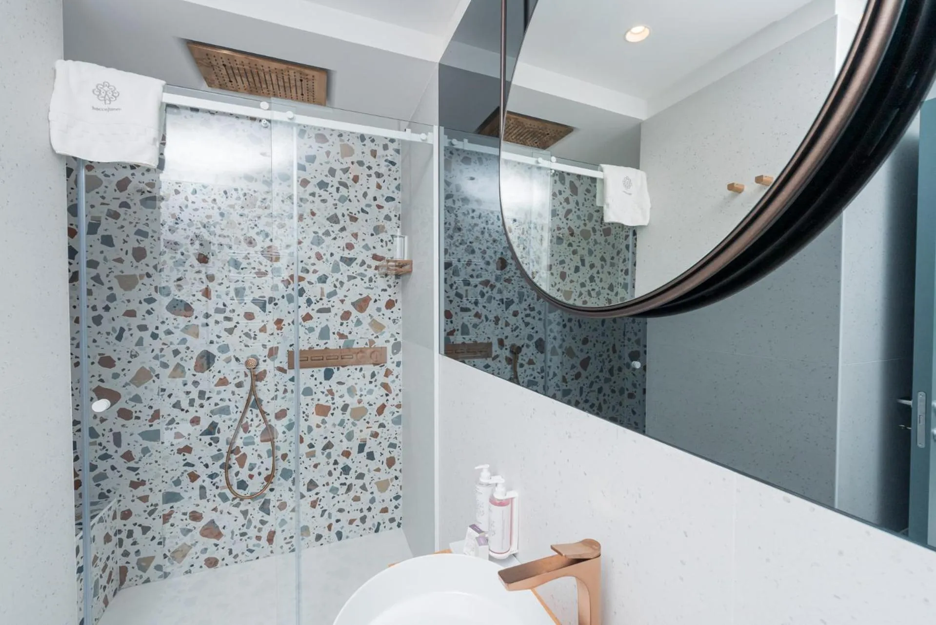 Shower in Albergo Dipinto BaccoFurore