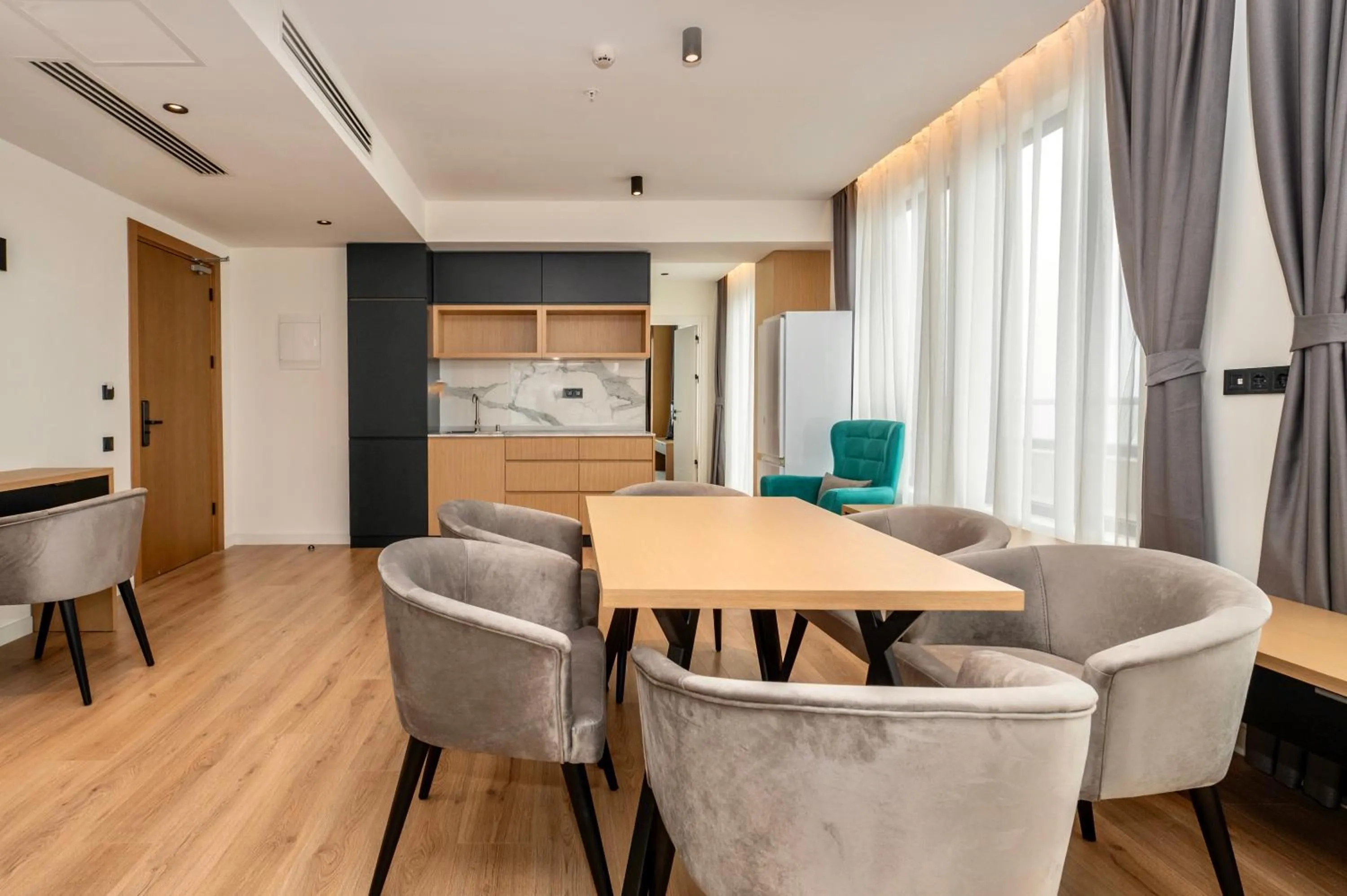 Kitchen or kitchenette in The Grandeur Hotel