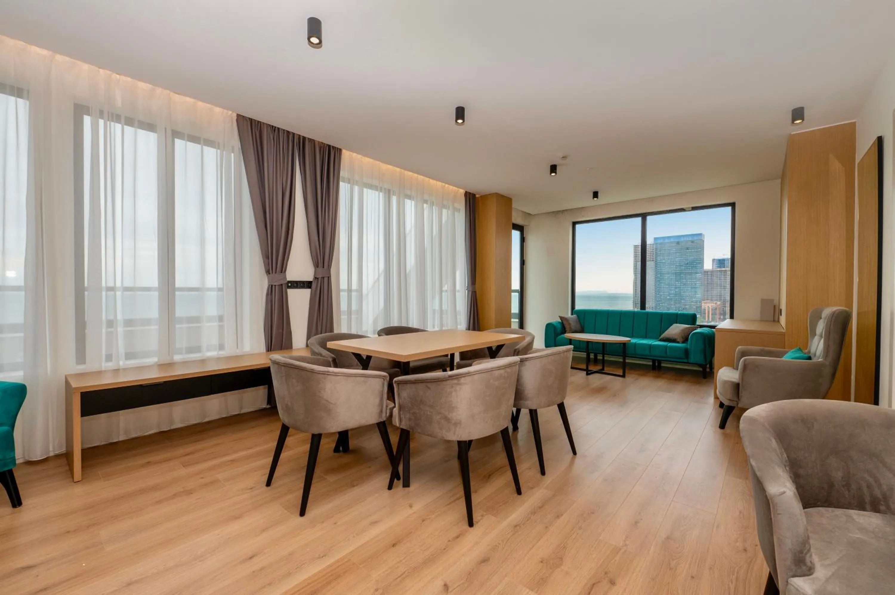 TV and multimedia in The Grandeur Hotel