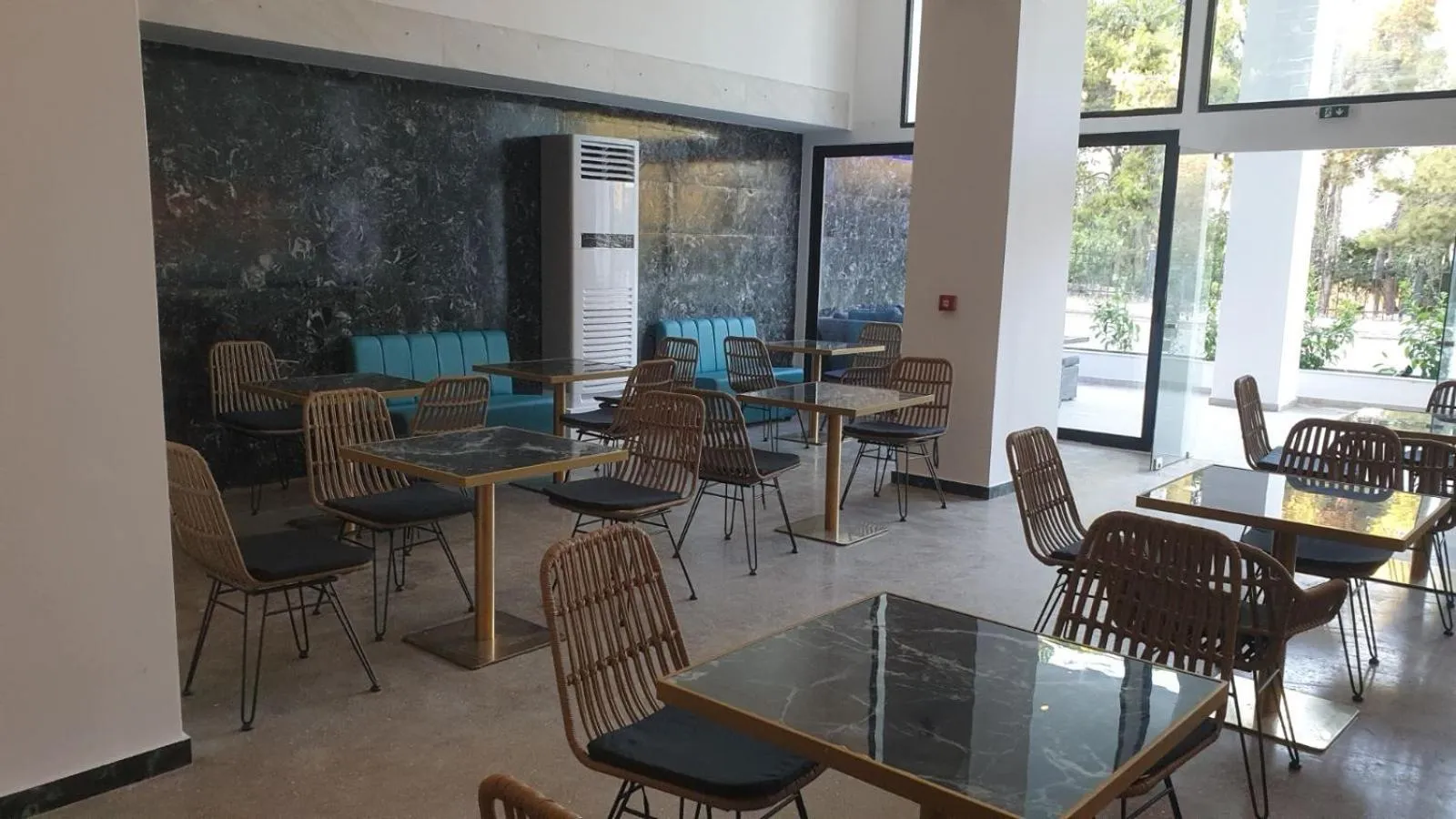 Restaurant/places to eat in Evita Blue