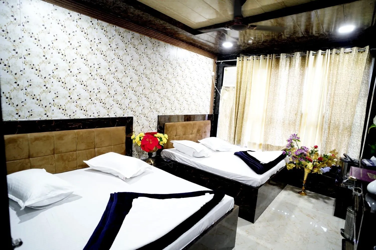 Hotel Kaaynat Royale 5 Min. Walking Distance from Dargah