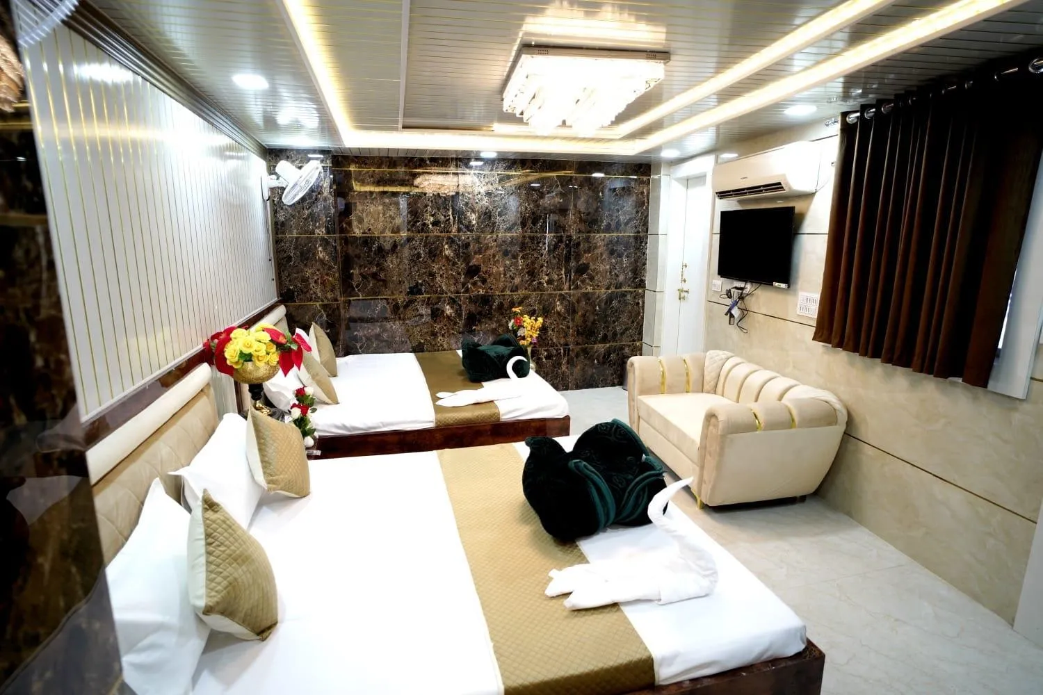 Hotel Kaaynat Royale 5 Min. Walking Distance from Dargah