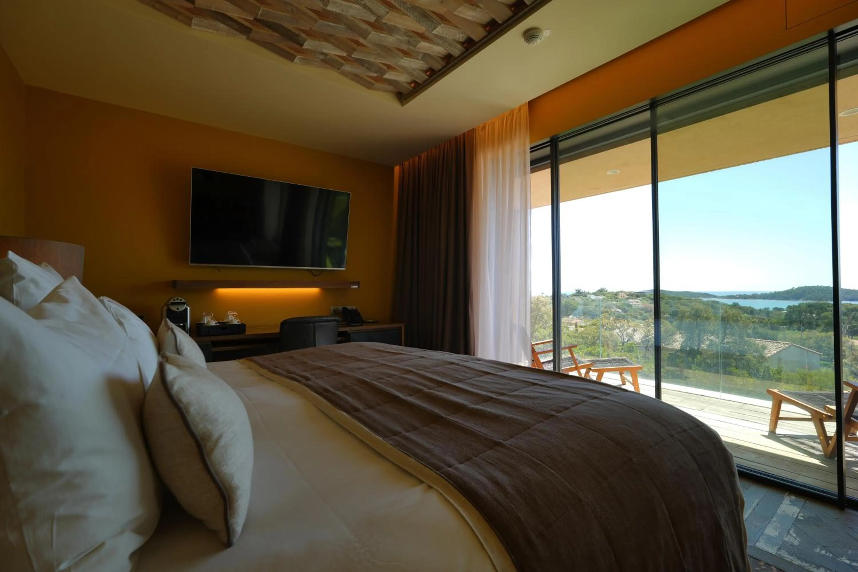 Bed in Les Regalia Hôtel & Spa