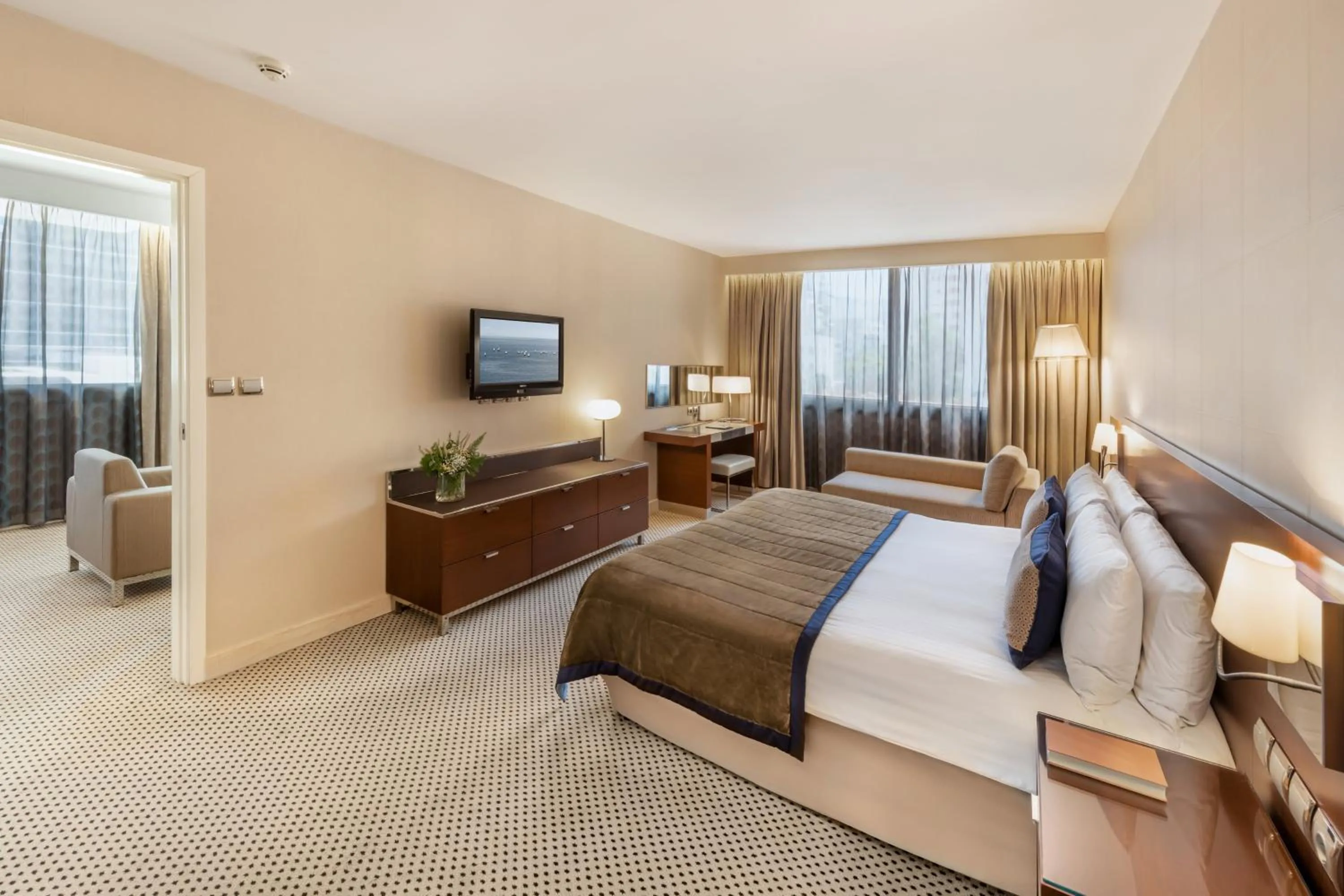 Photo of the whole room, Bed in Athenaeum Intercontinental by IHG