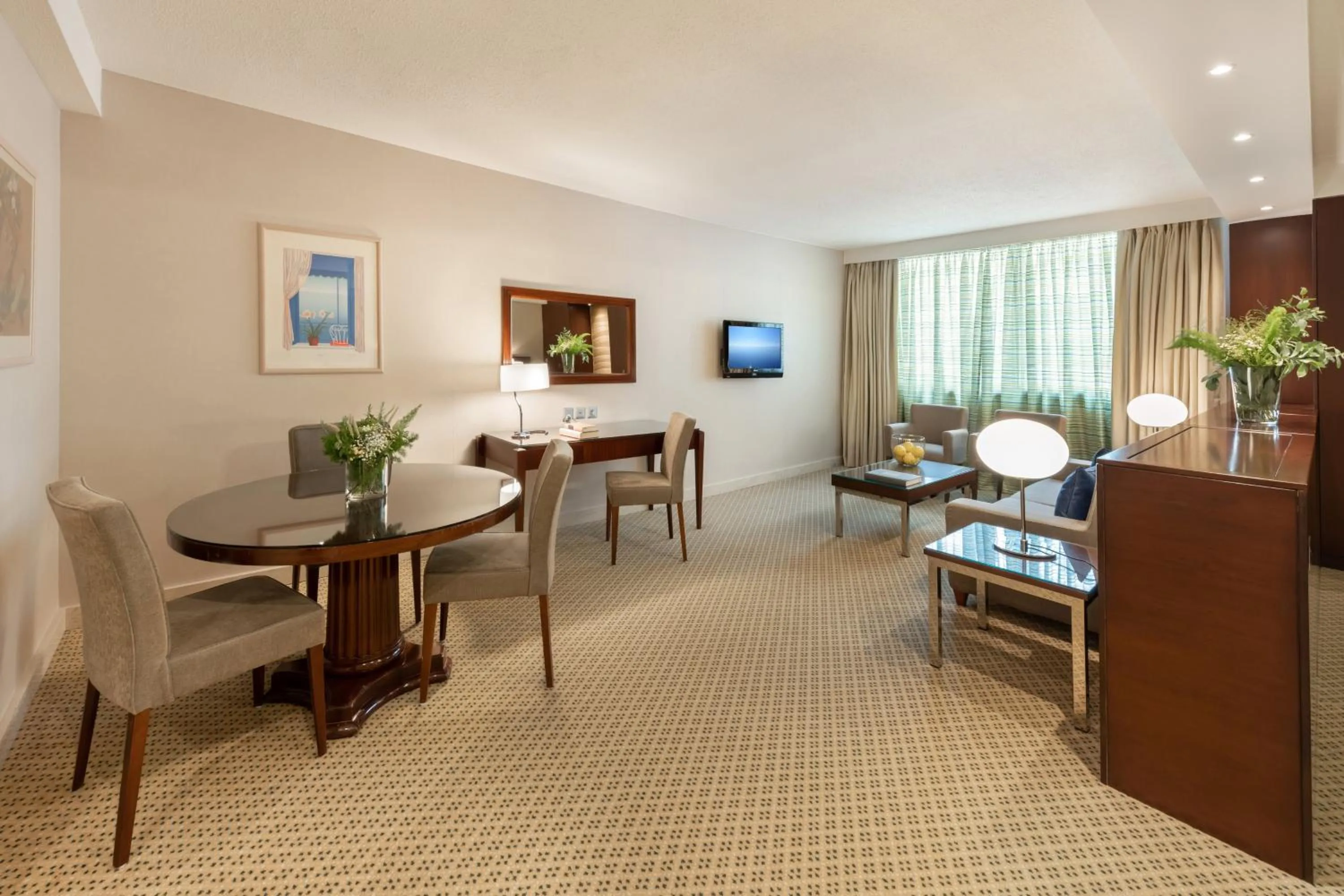 Photo of the whole room in Athenaeum Intercontinental by IHG