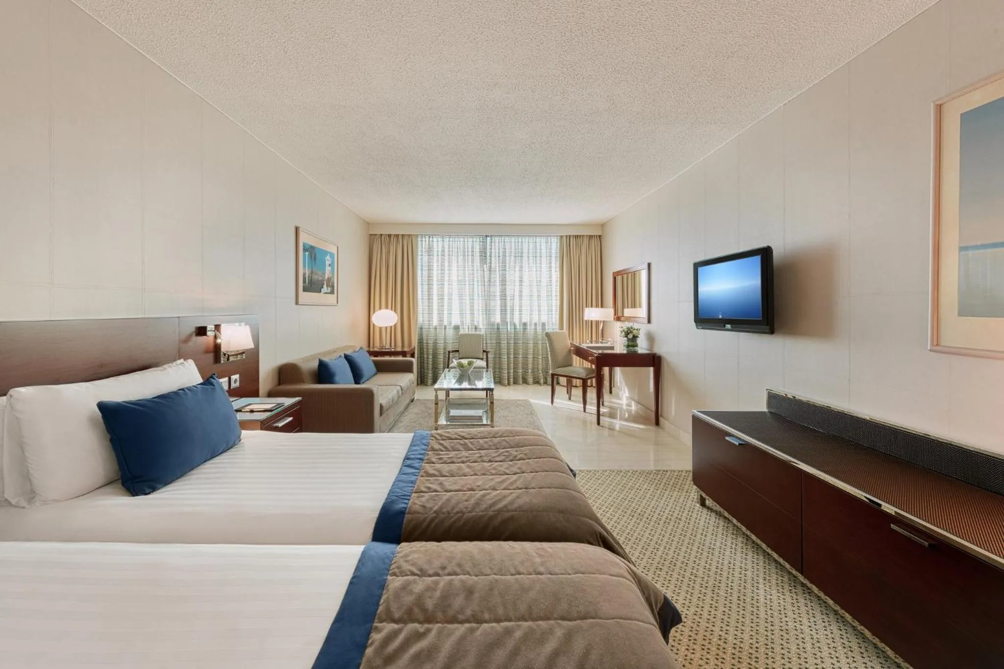 Photo of the whole room, Bed in Athenaeum Intercontinental by IHG