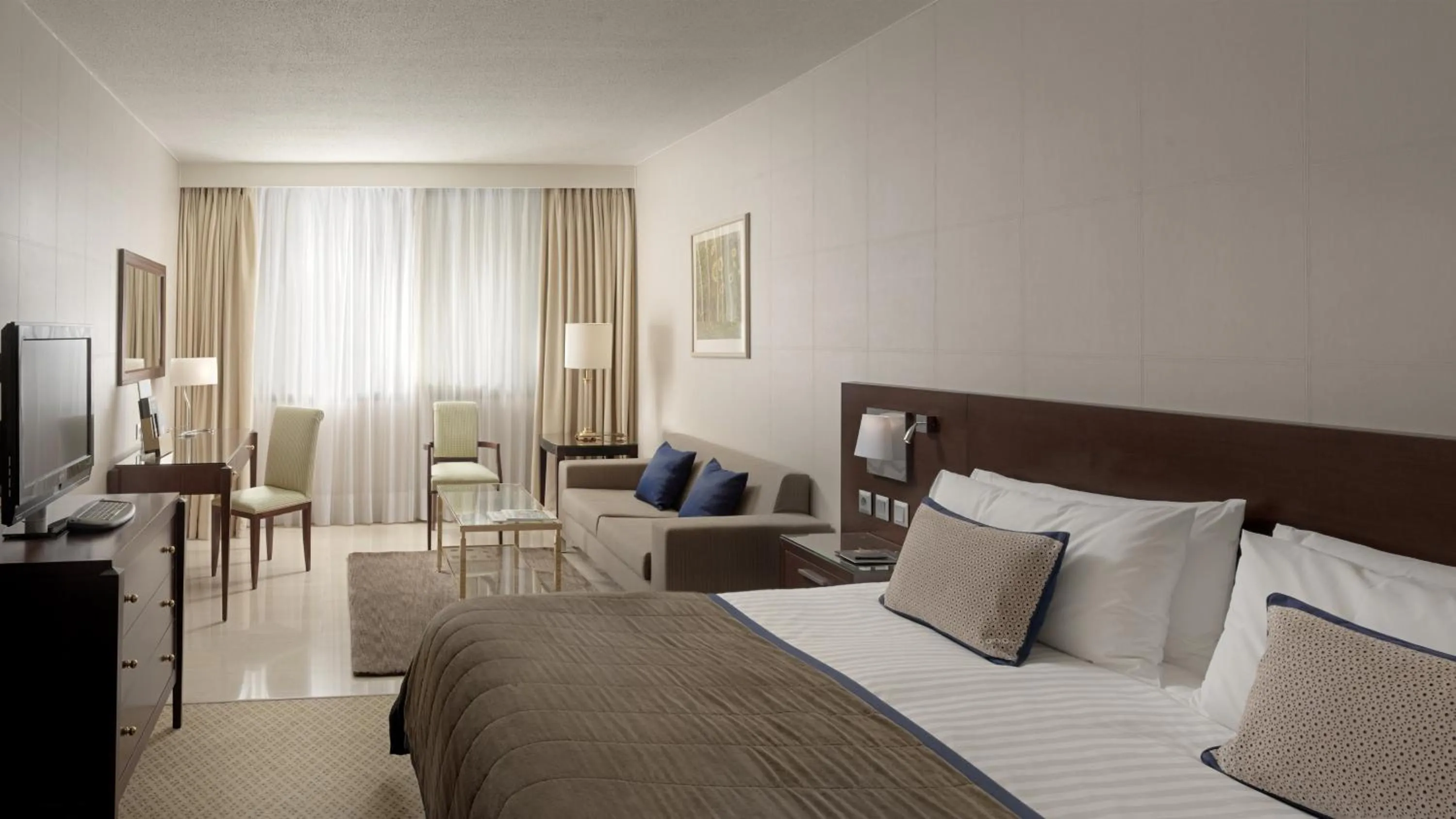 Photo of the whole room, Bed in Athenaeum Intercontinental by IHG