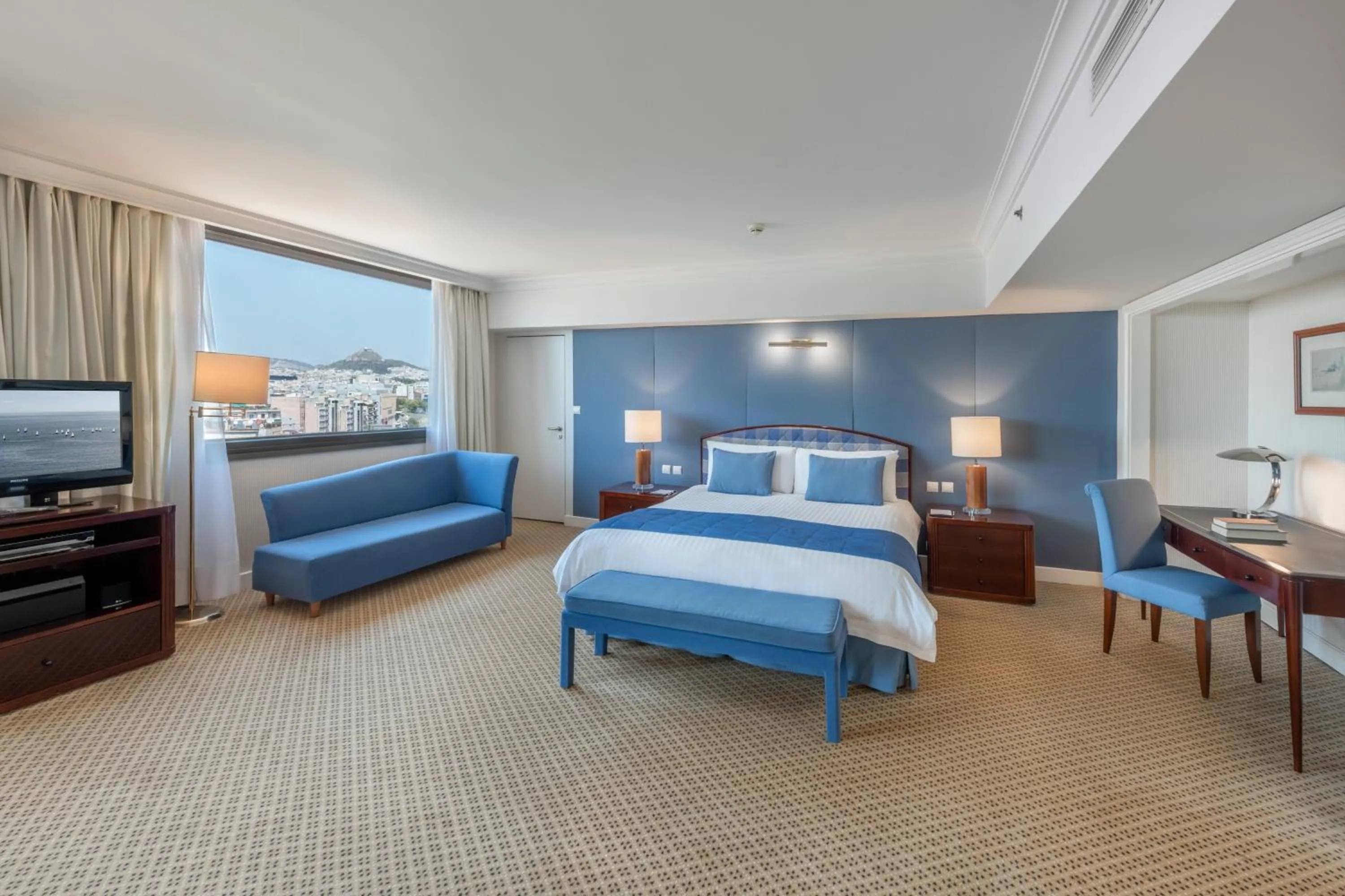 Photo of the whole room, Bed in Athenaeum Intercontinental by IHG