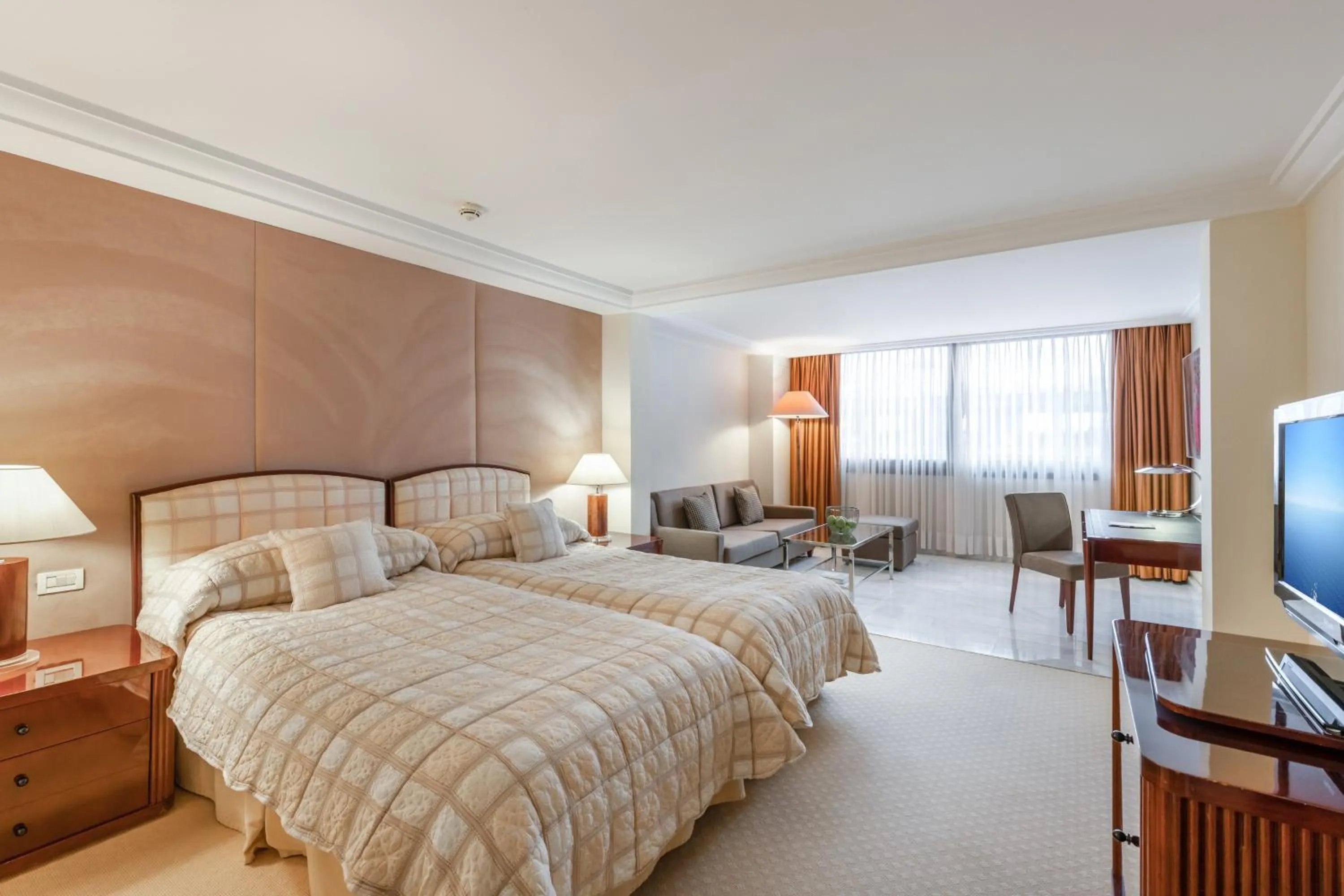 Photo of the whole room, Bed in Athenaeum Intercontinental by IHG