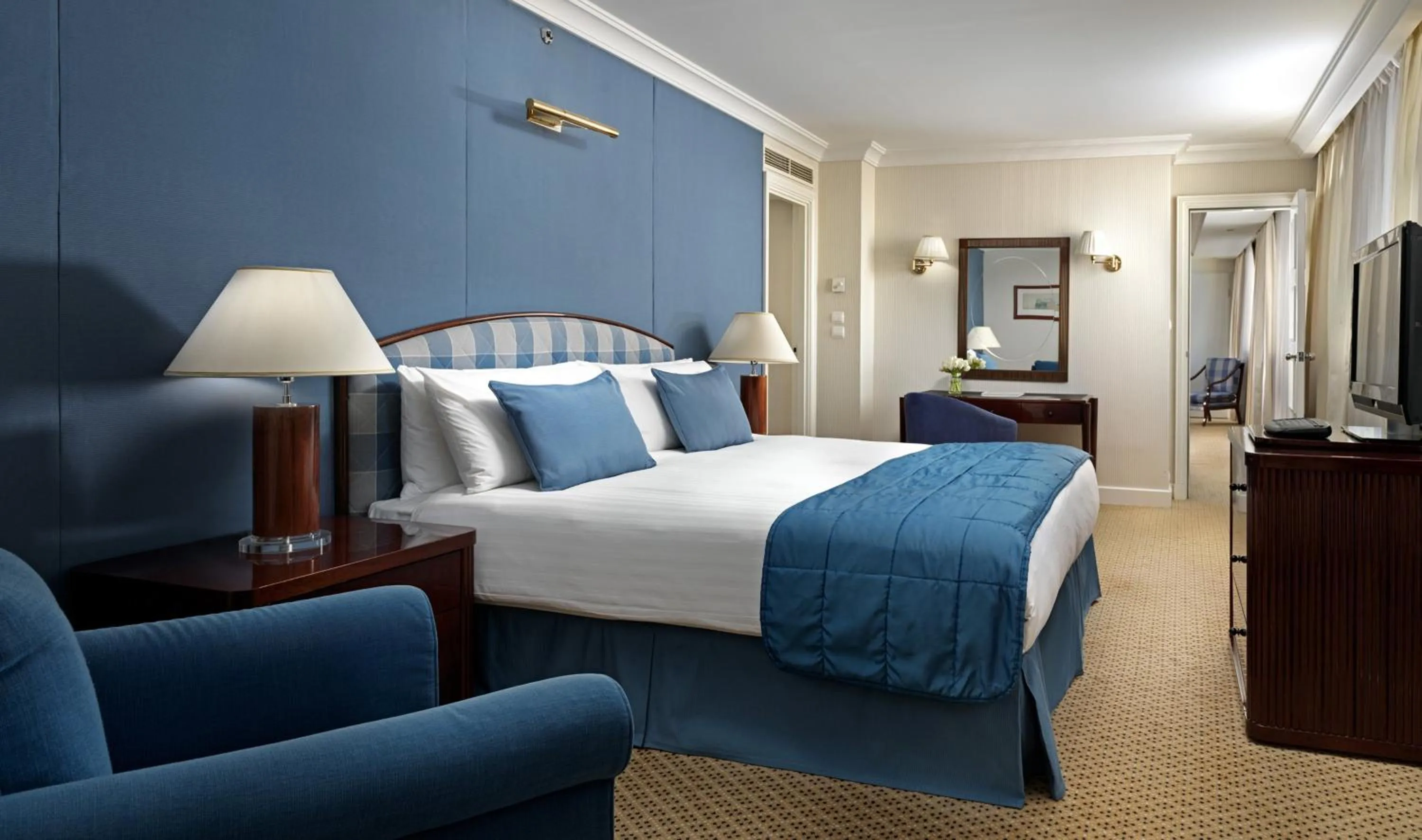 Photo of the whole room, Bed in Athenaeum Intercontinental by IHG