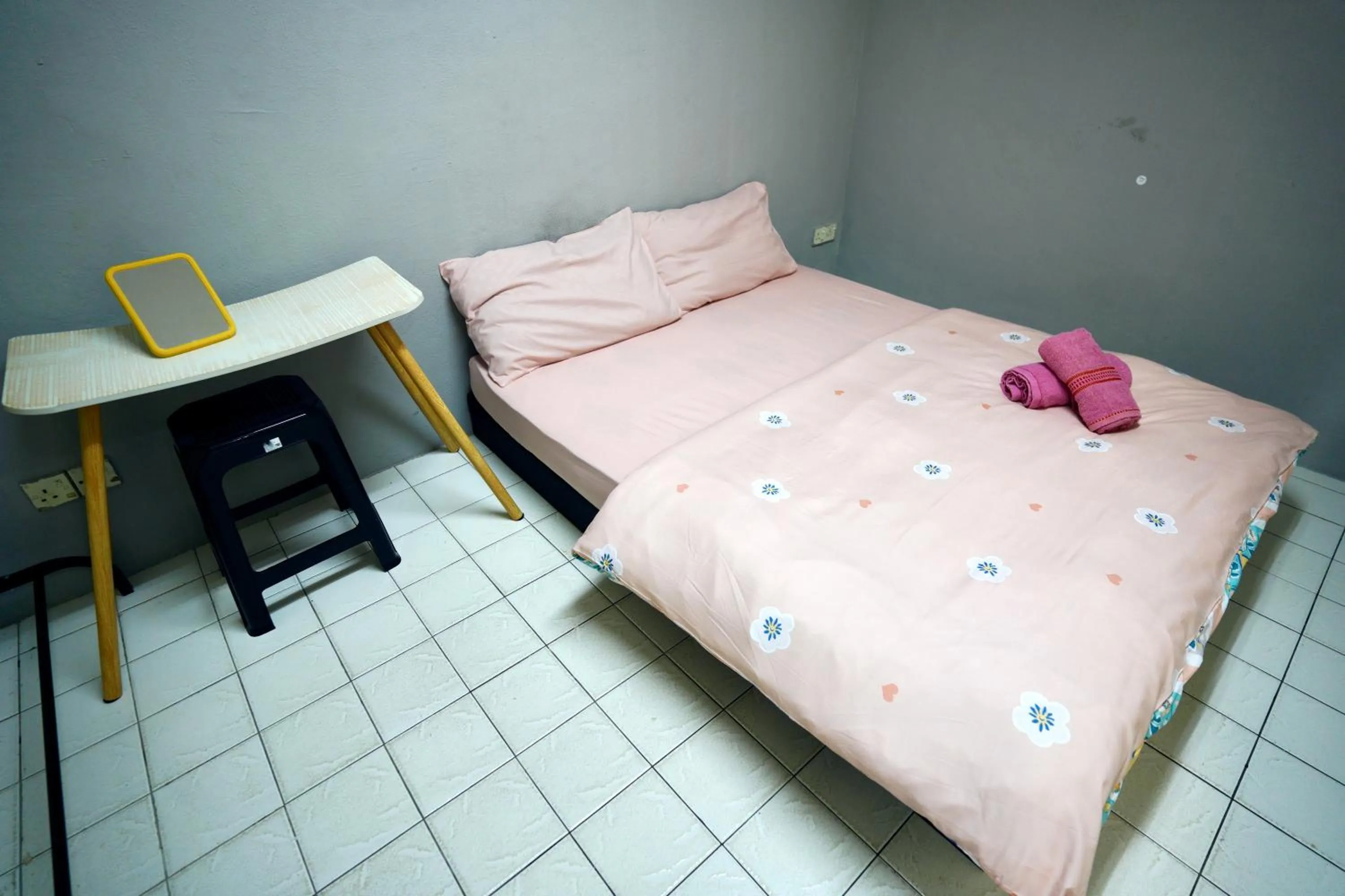 Photo of the whole room, Bed in Swanling Kuching