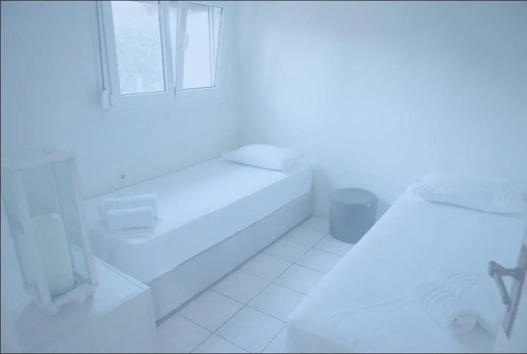 Bed in On the wave studios Spitakia sto kyma