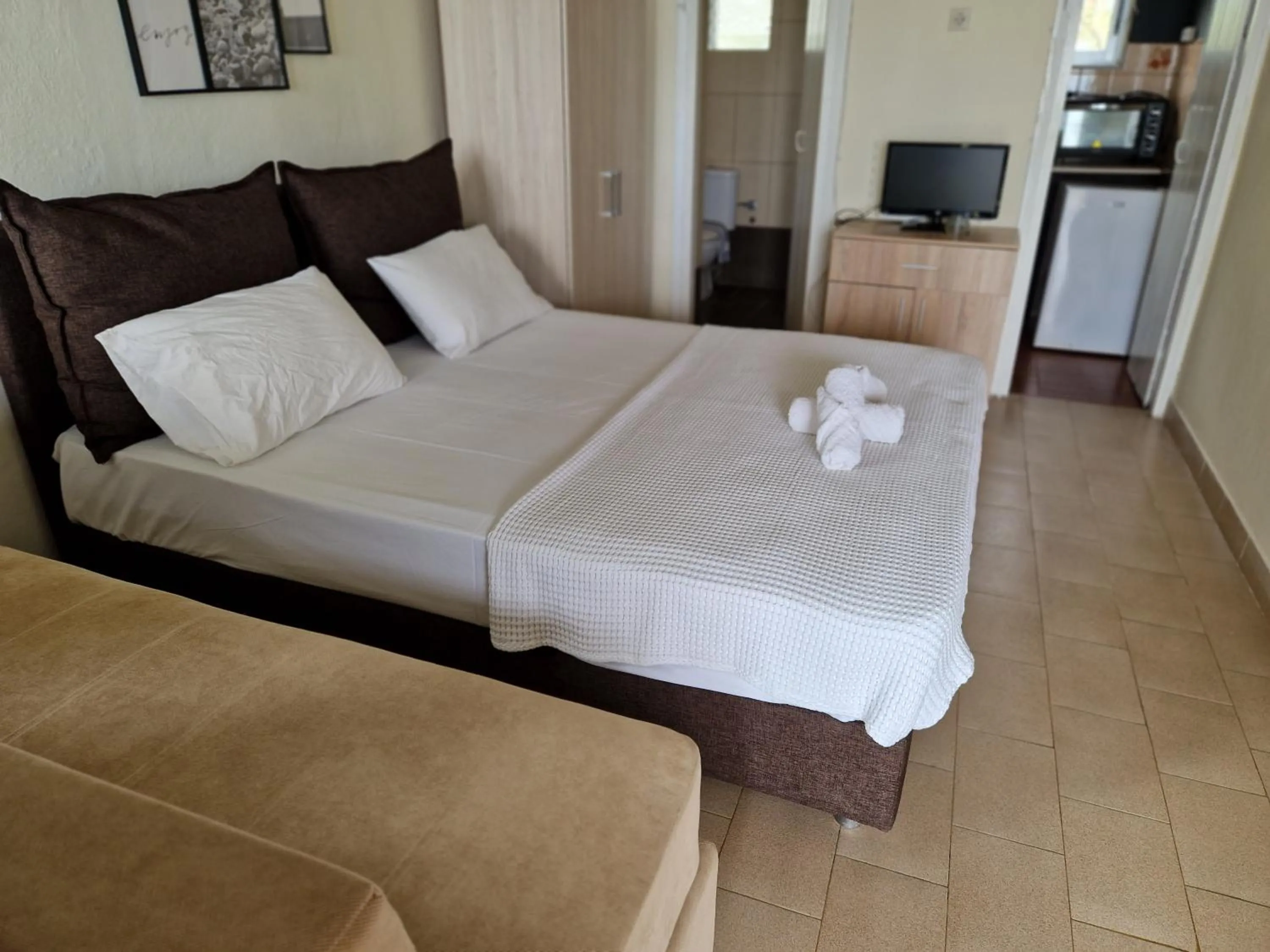 Bed in On the wave studios Spitakia sto kyma