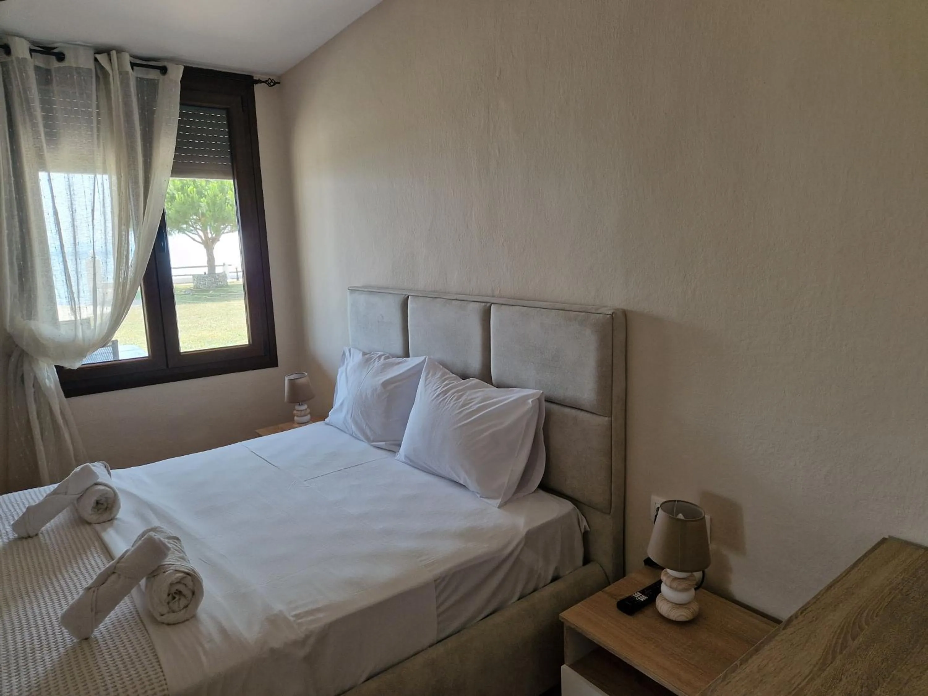 Bed in On the wave studios Spitakia sto kyma