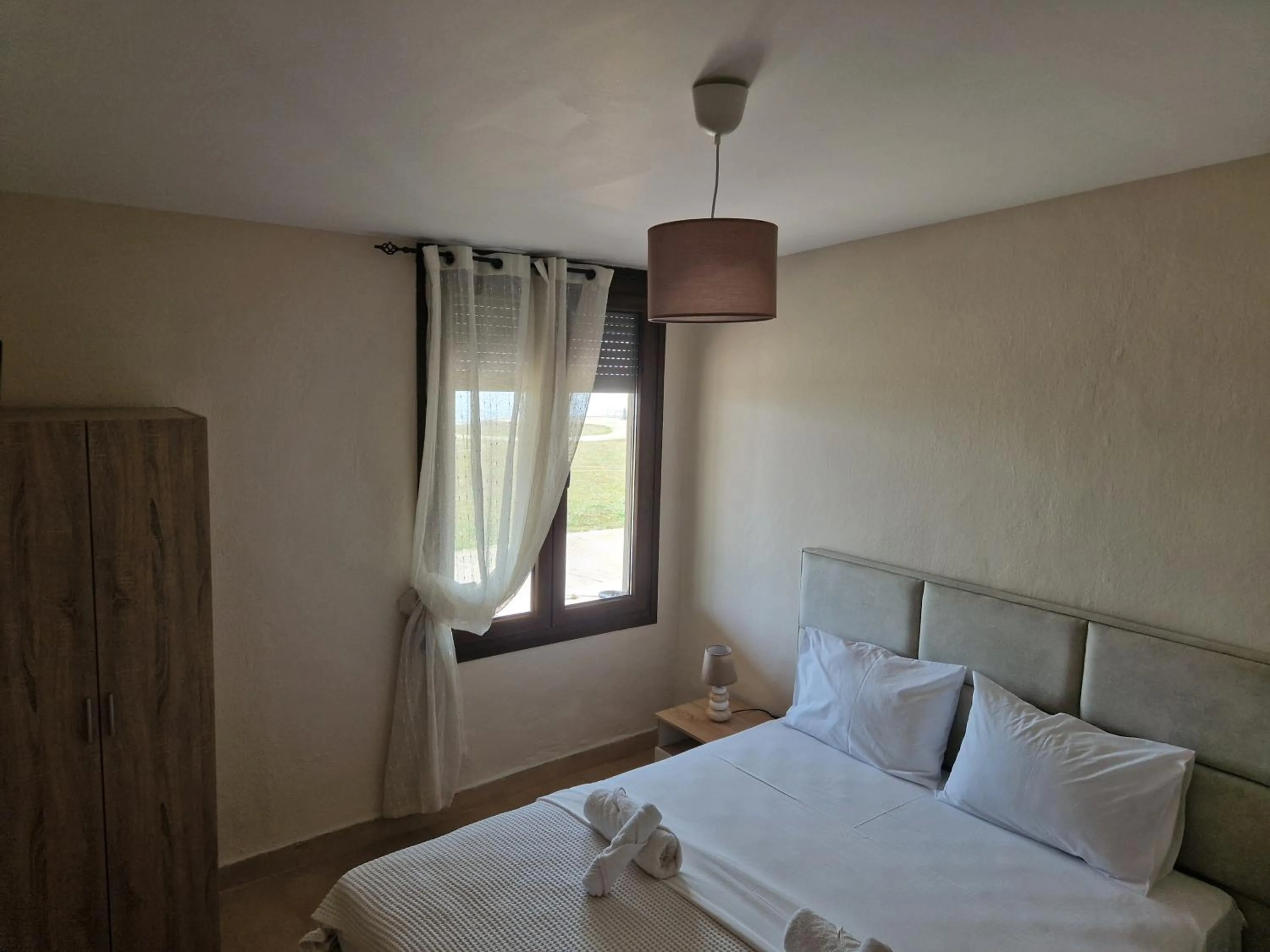 Bed in On the wave studios Spitakia sto kyma