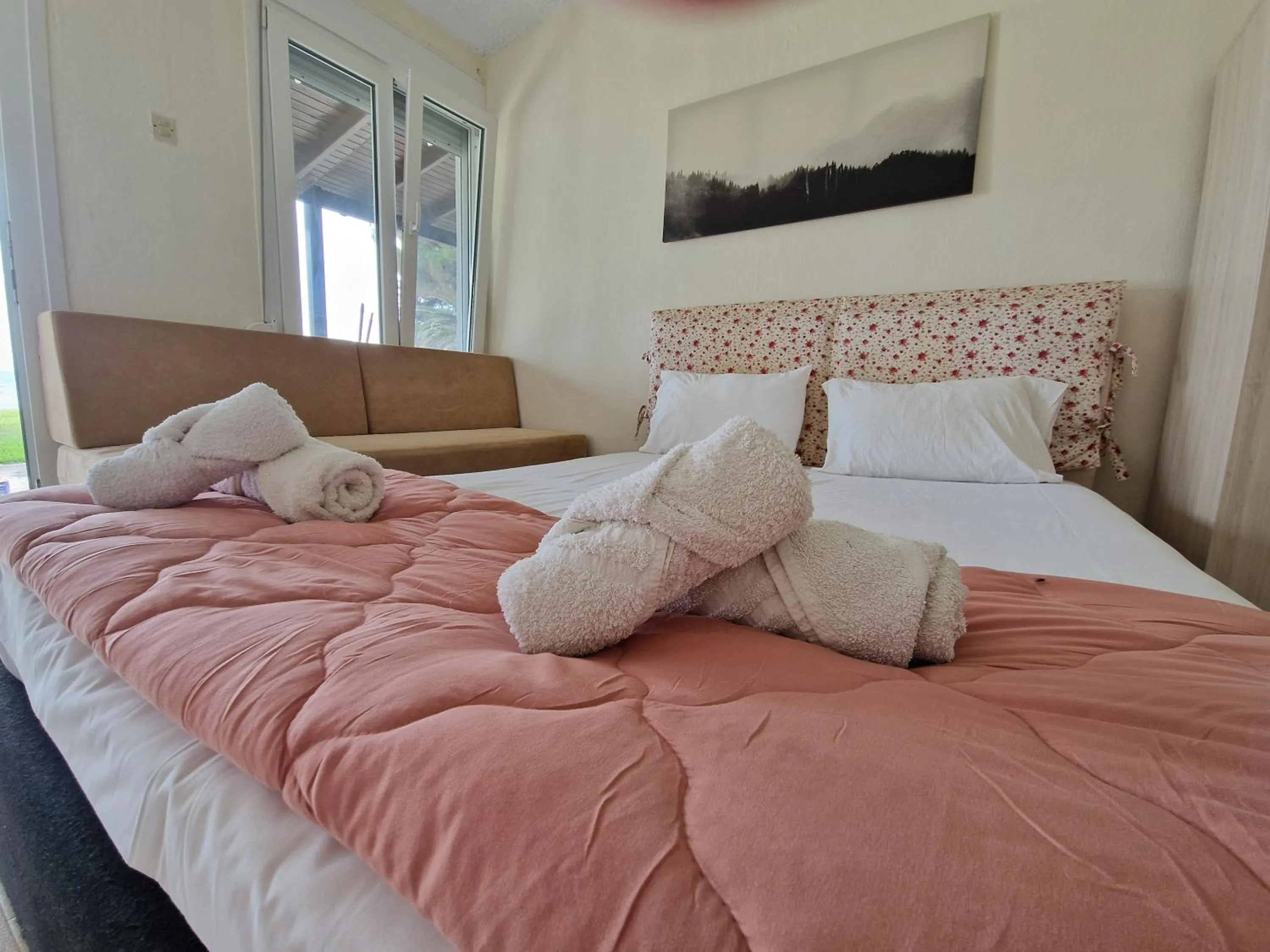 Bed in On the wave studios Spitakia sto kyma