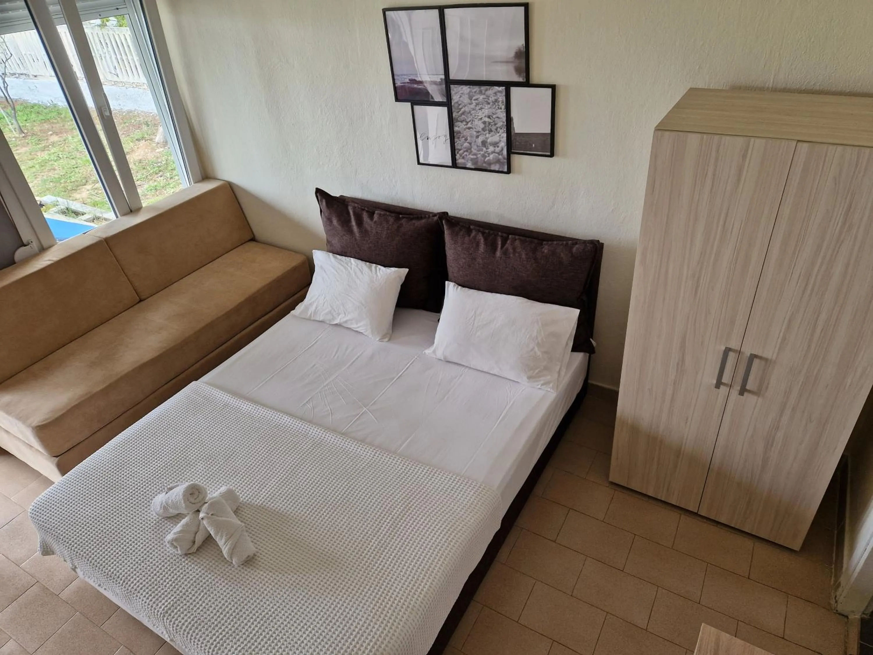Bed in On the wave studios Spitakia sto kyma