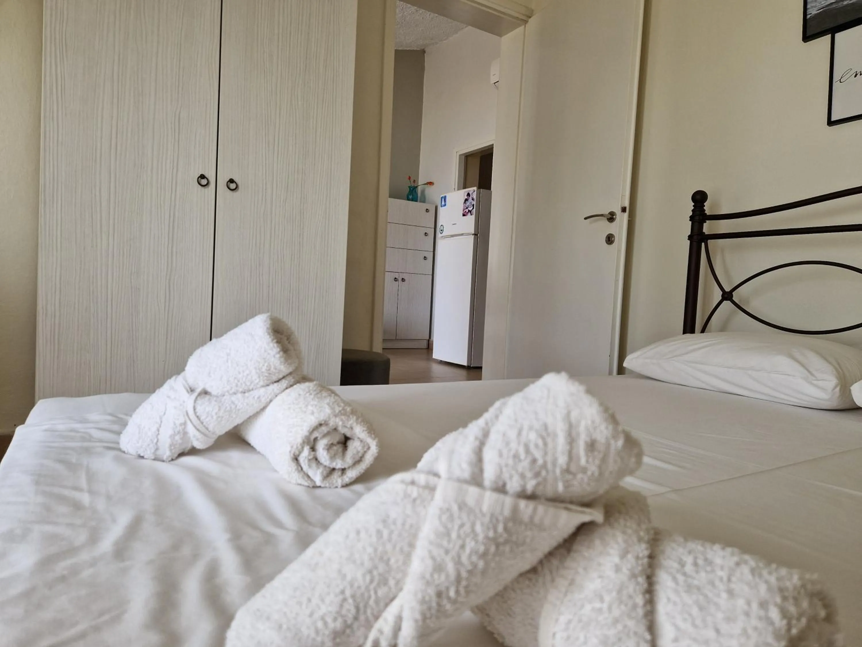 Bed in On the wave studios Spitakia sto kyma