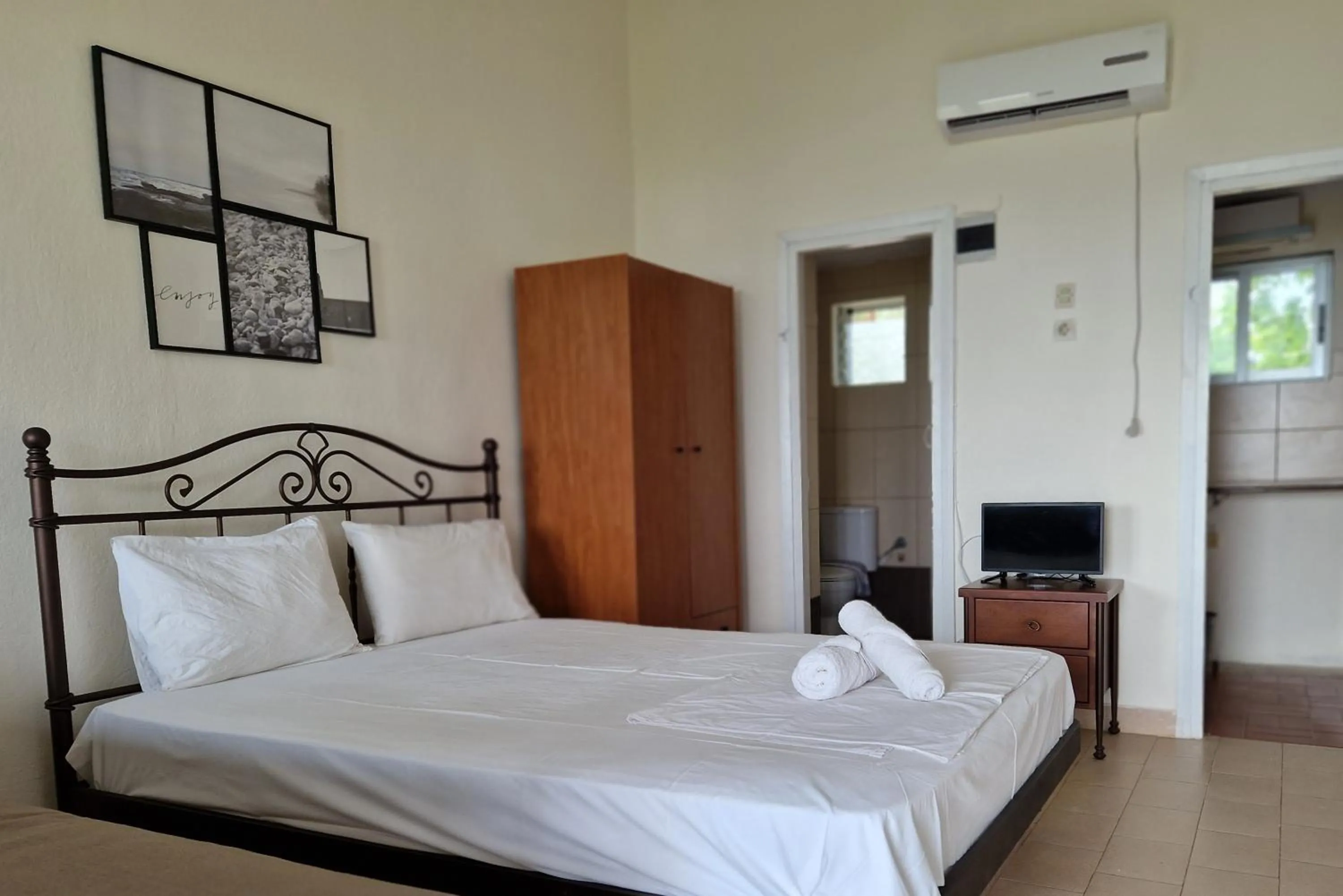 Bed in On the wave studios Spitakia sto kyma
