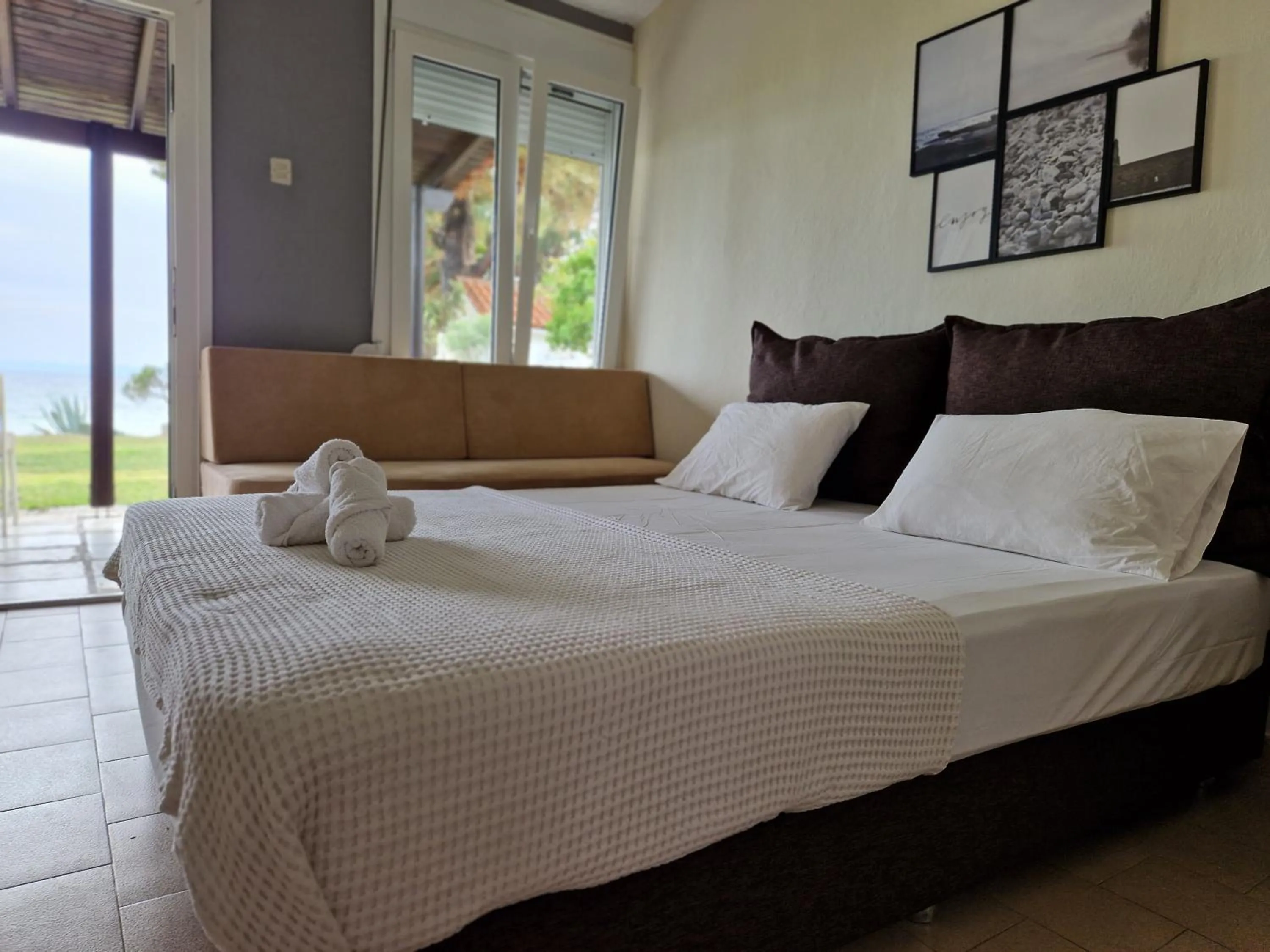 Bed in On the wave studios Spitakia sto kyma