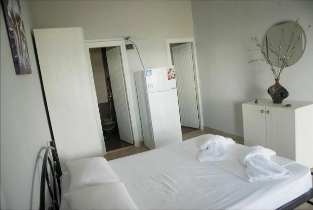 Bed in On the wave studios Spitakia sto kyma