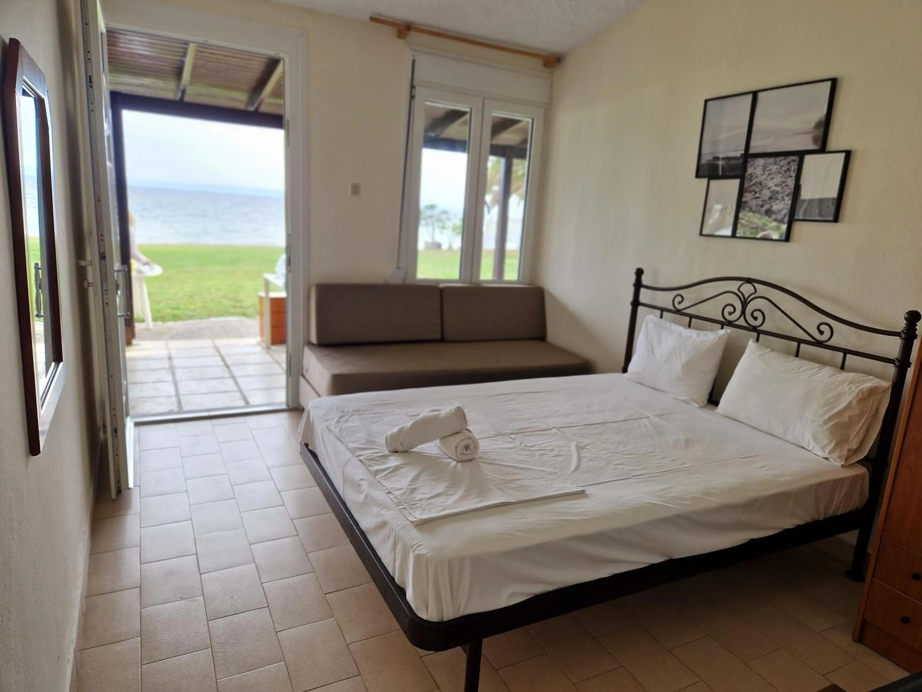 Bed in On the wave studios Spitakia sto kyma