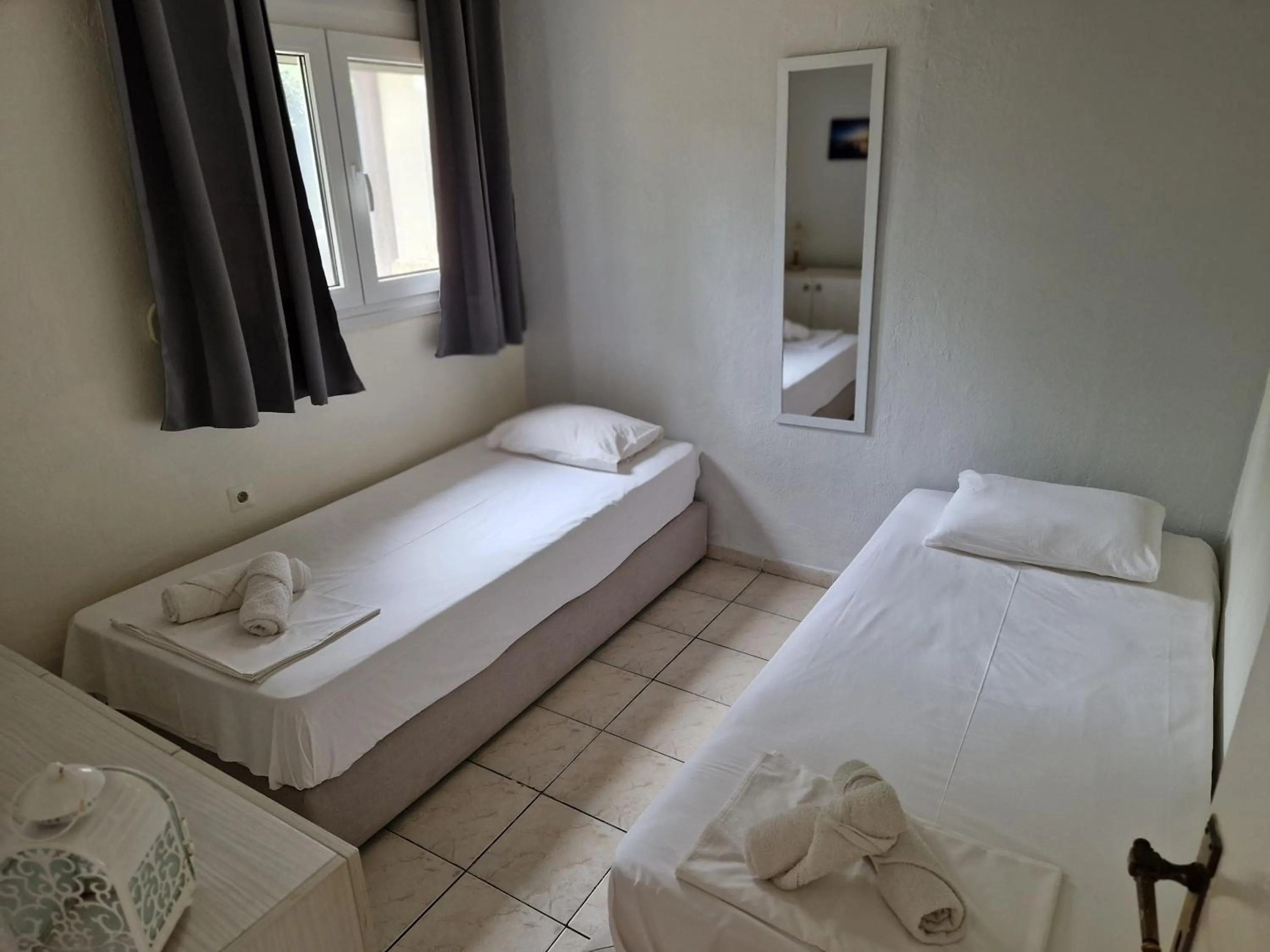 Bed in On the wave studios Spitakia sto kyma