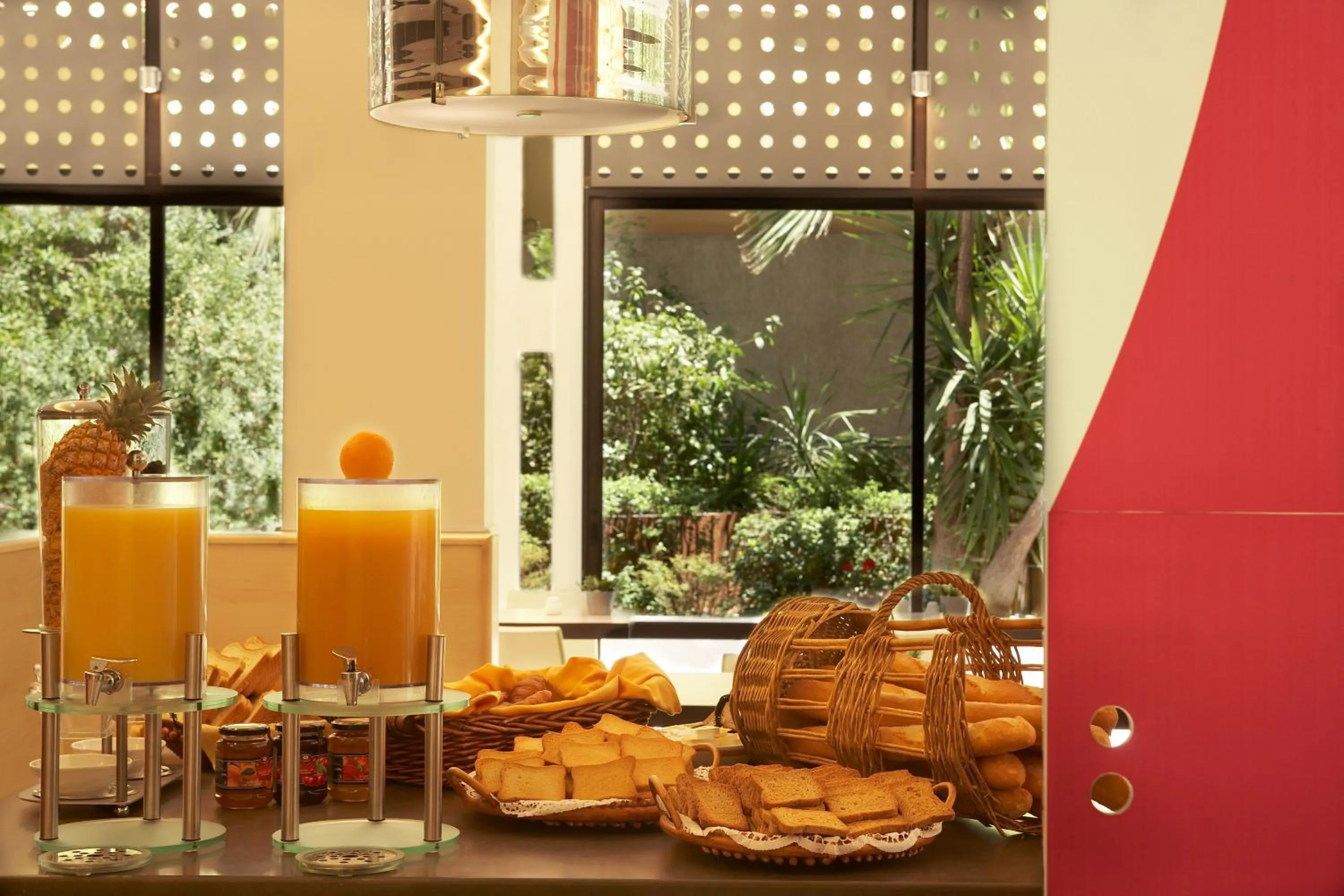 Restaurant/places to eat in Novotel Athens