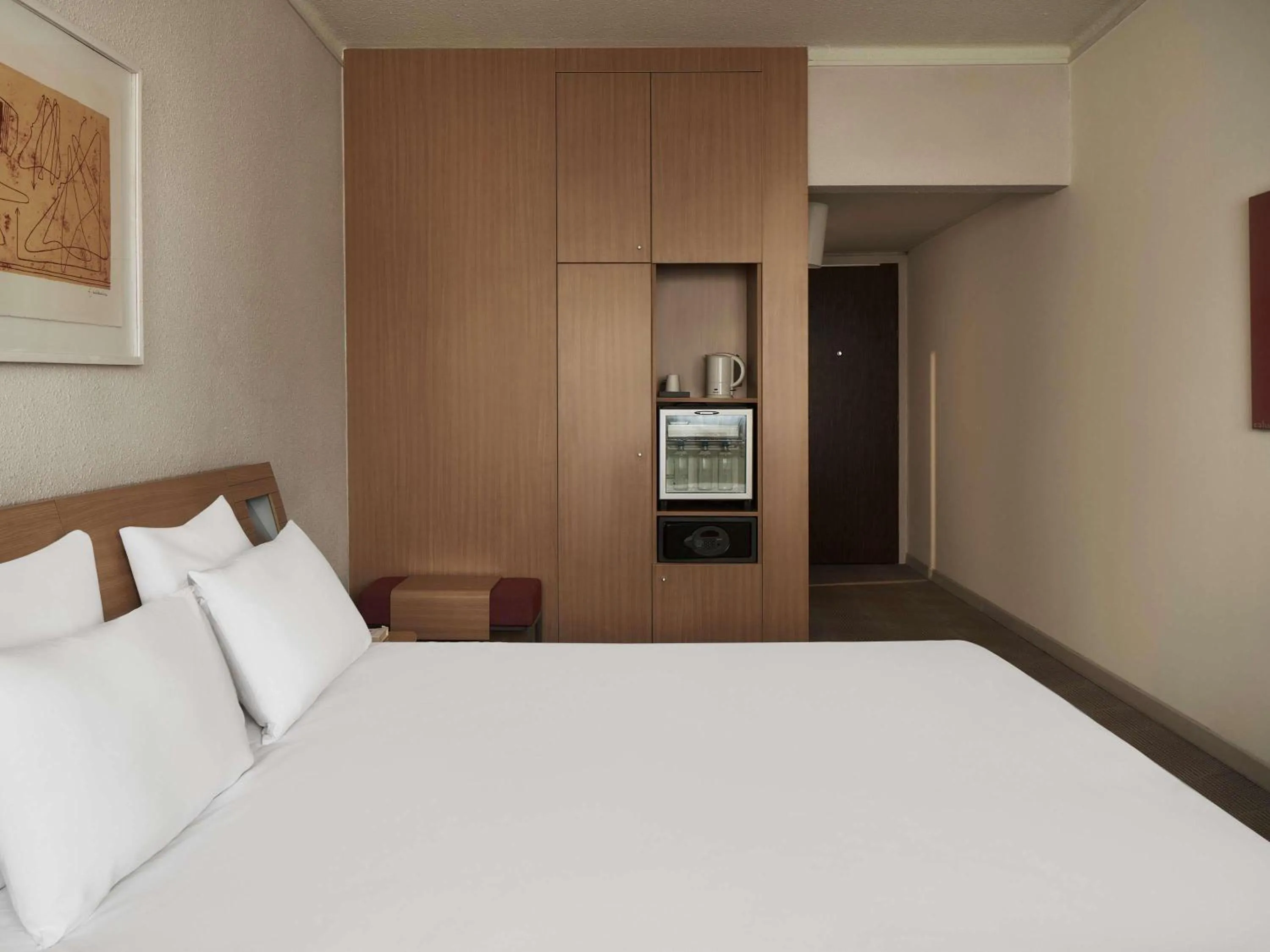 Bedroom, Bed in Novotel Athens