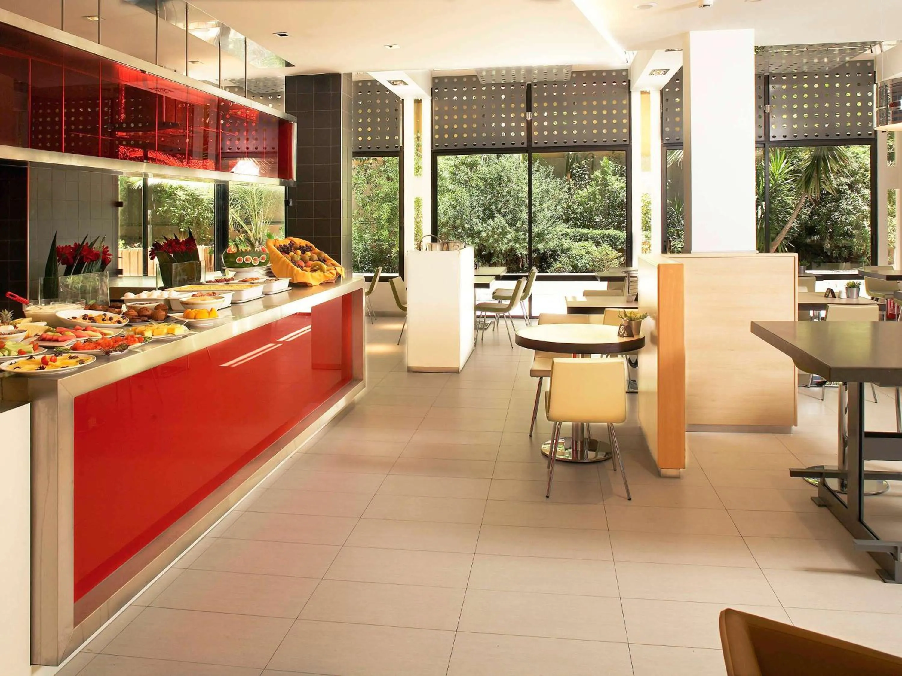 Restaurant/places to eat in Novotel Athens