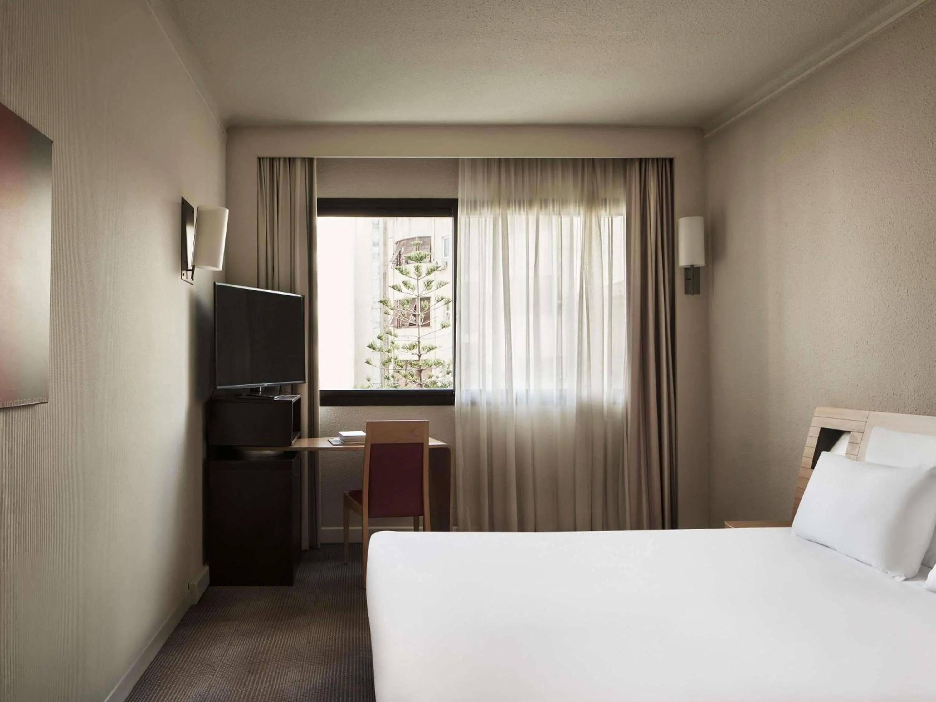 Bedroom, Bed in Novotel Athens