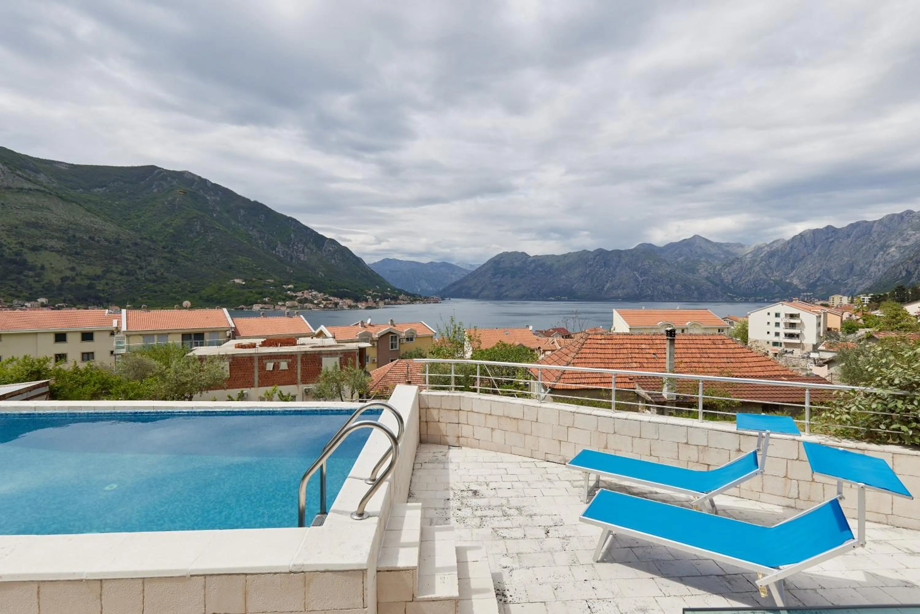 Nada's Ap with Pool and Sea View