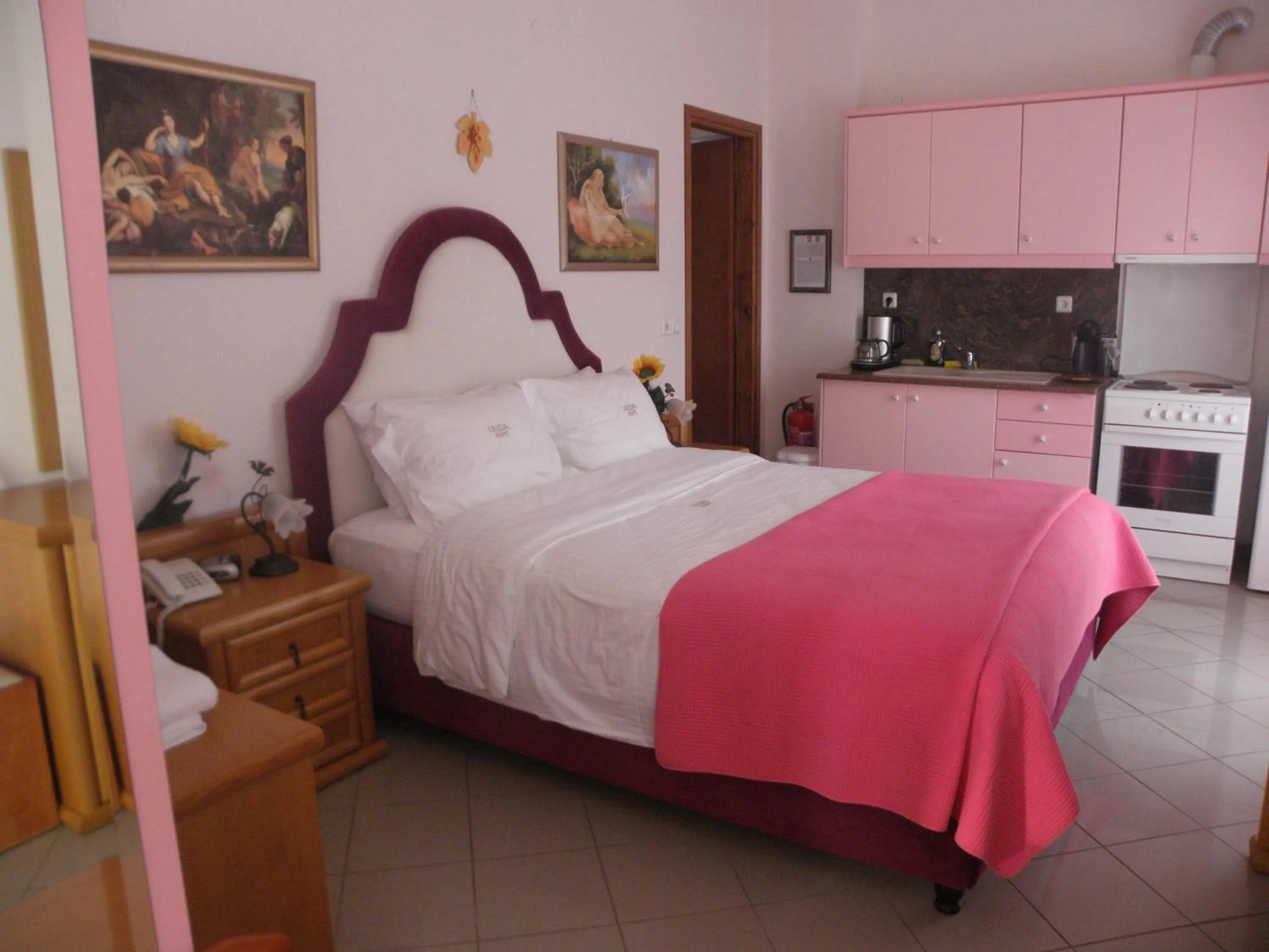 Coffee/tea facilities, Bed in Irida Beach Resort Suites