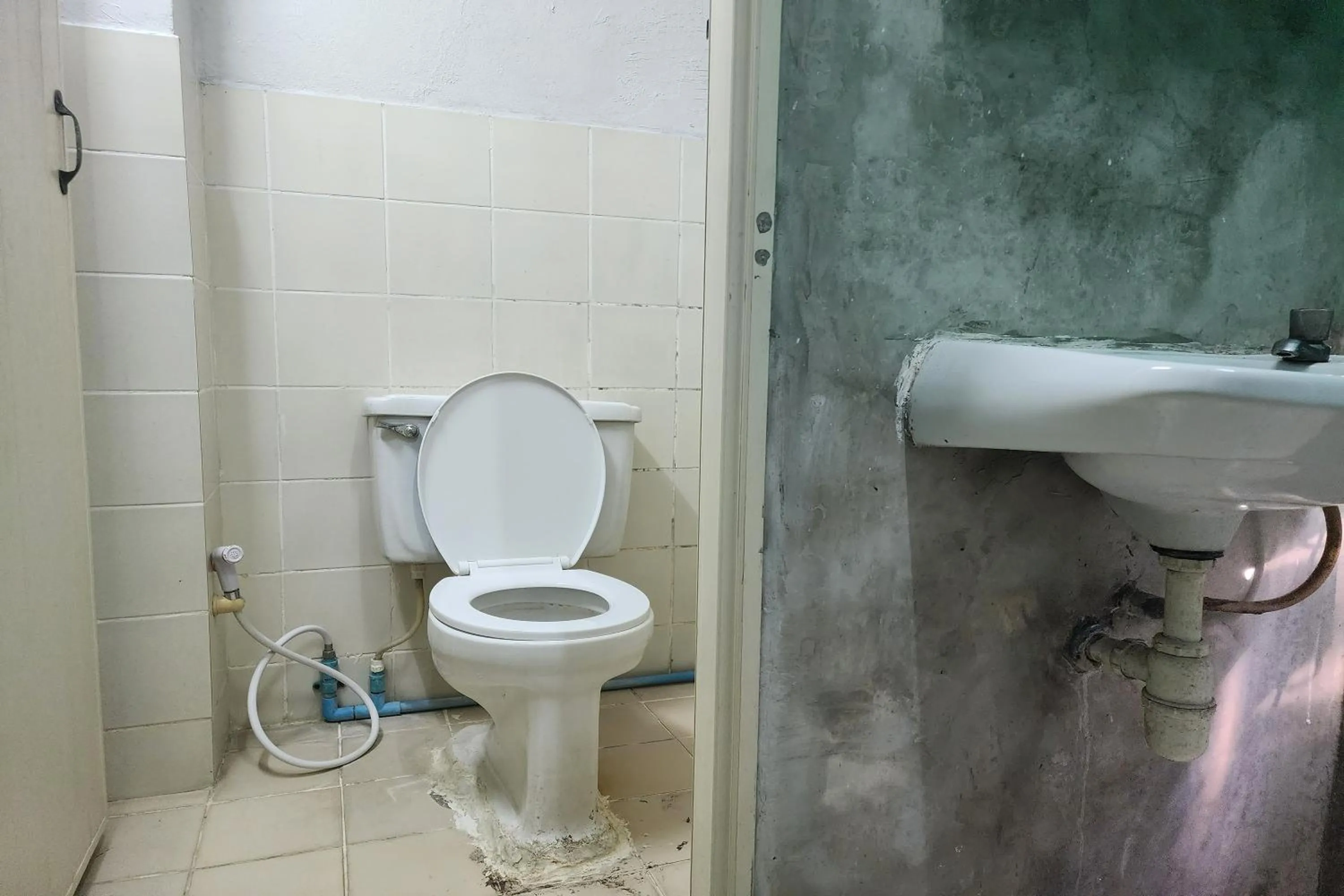 Shower in Green Apartment Kaset