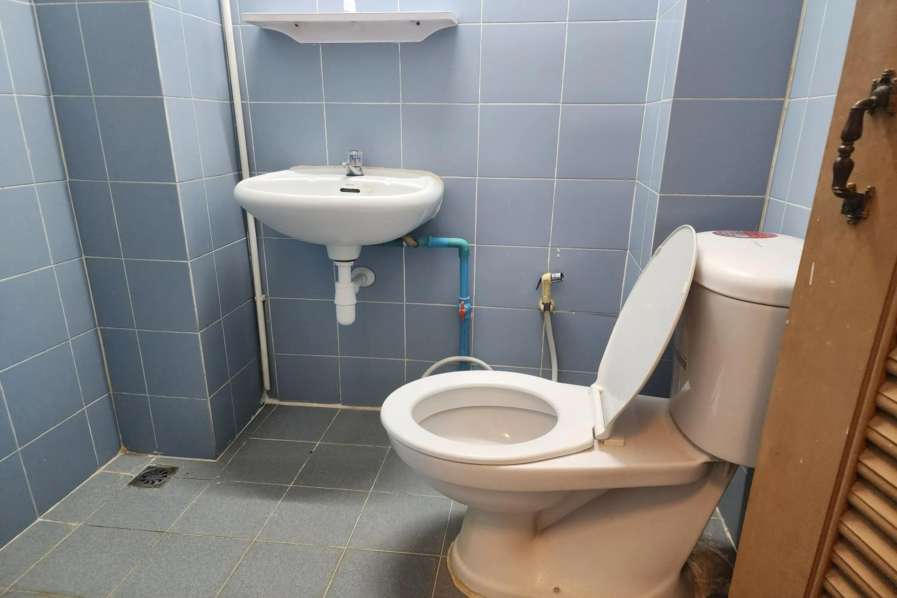 Toilet in Green Apartment Kaset