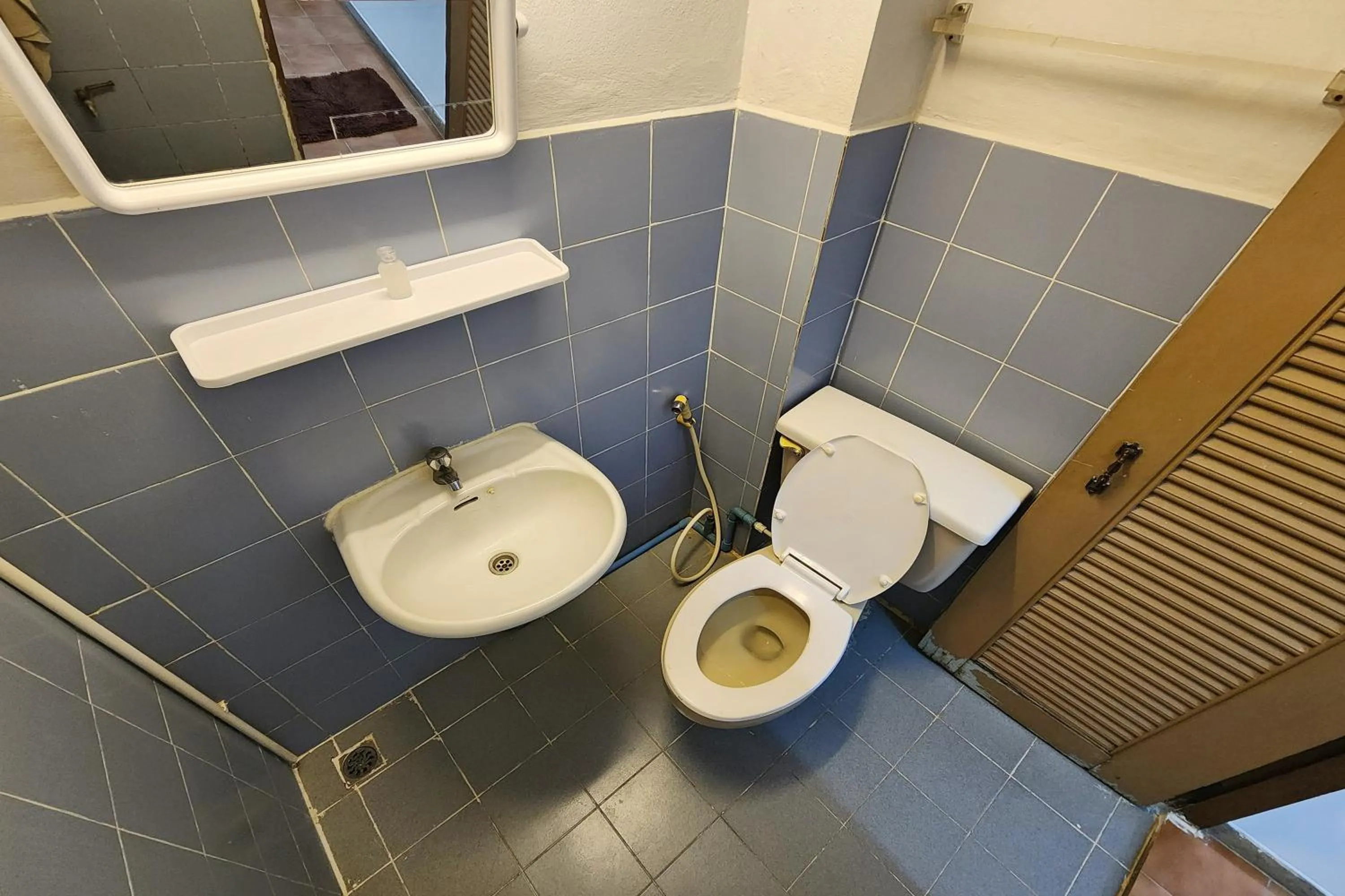 Toilet in Green Apartment Kaset