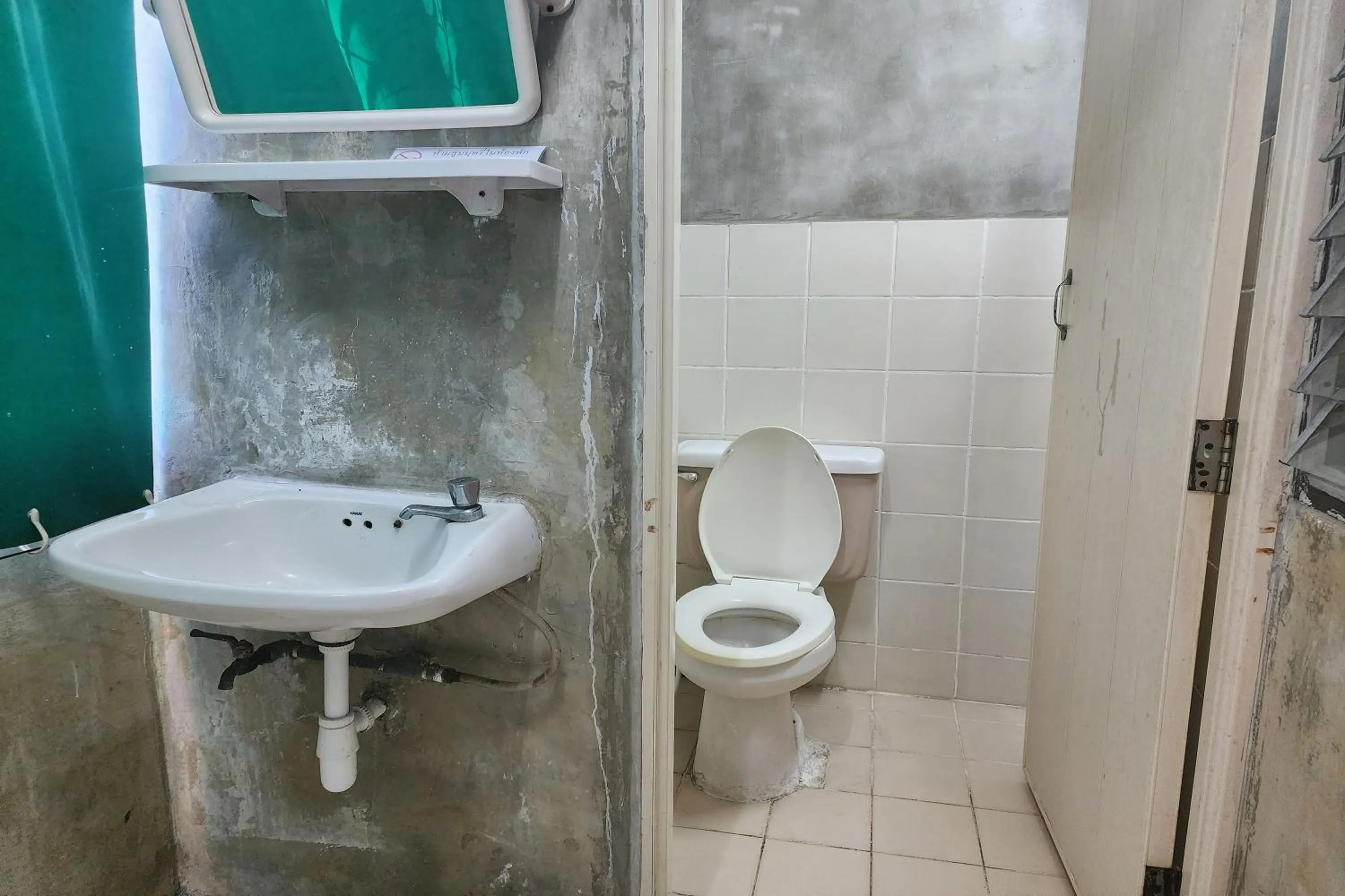 Shower in Green Apartment Kaset