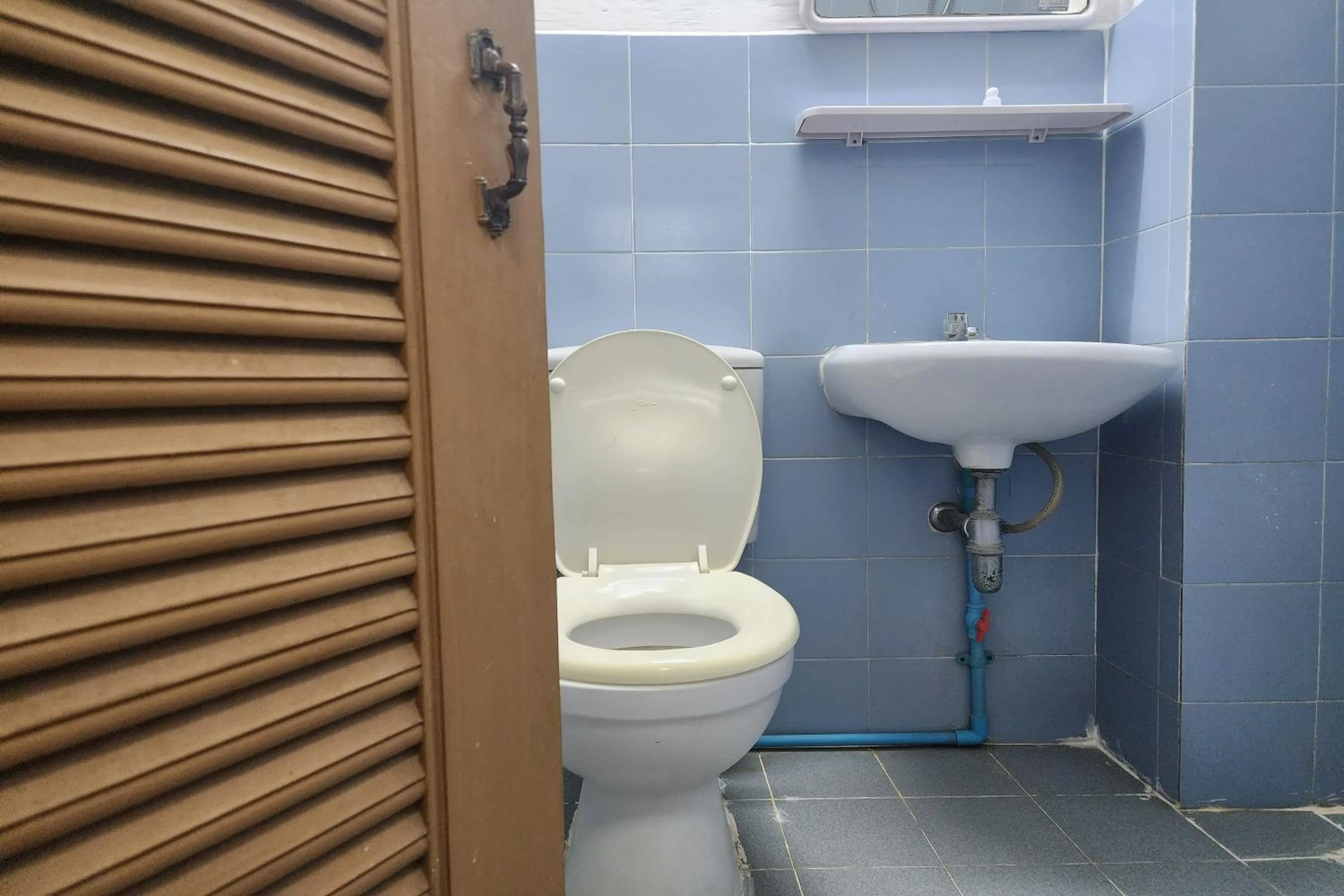 Toilet in Green Apartment Kaset