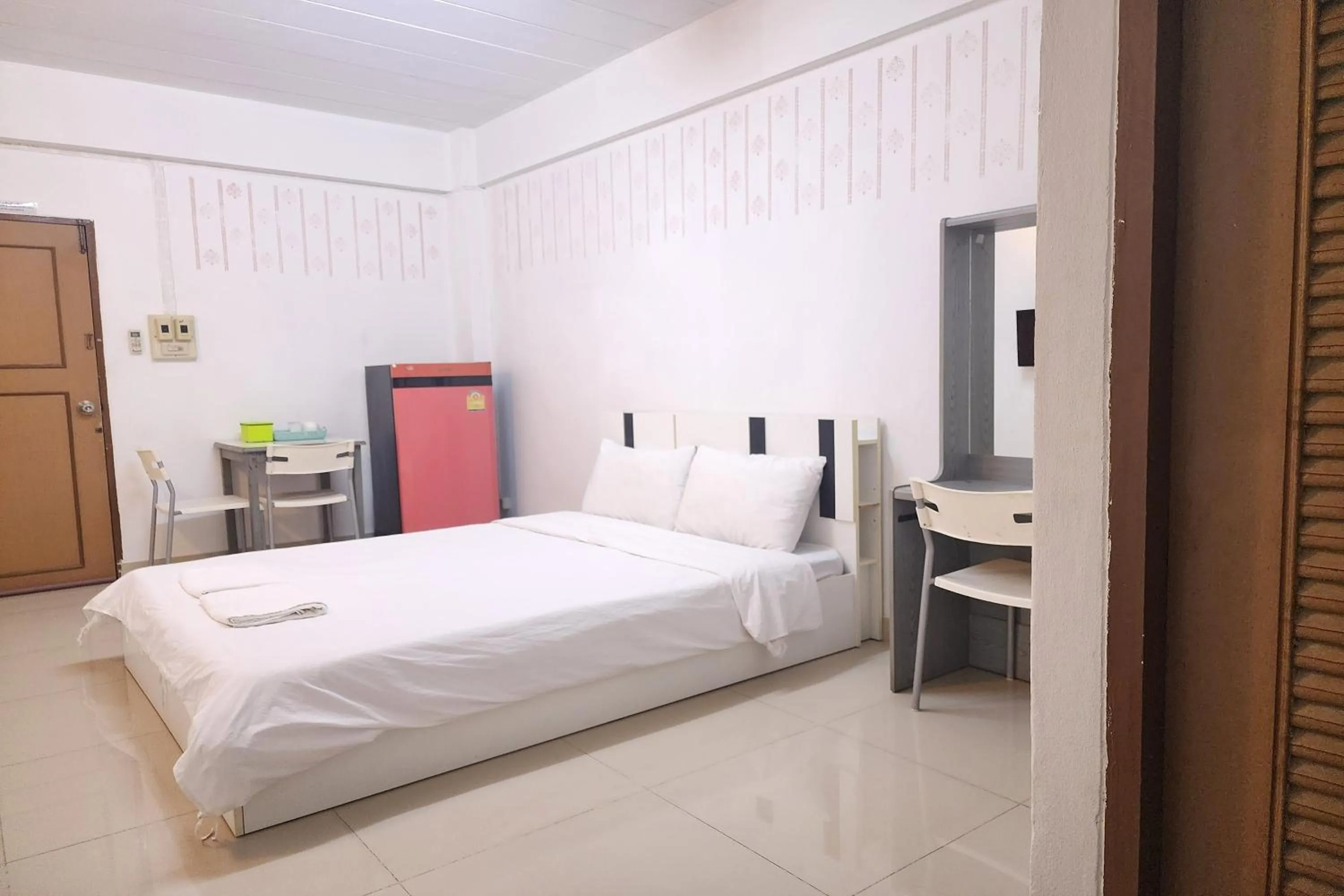 Bedroom, Bed in Green Apartment Kaset