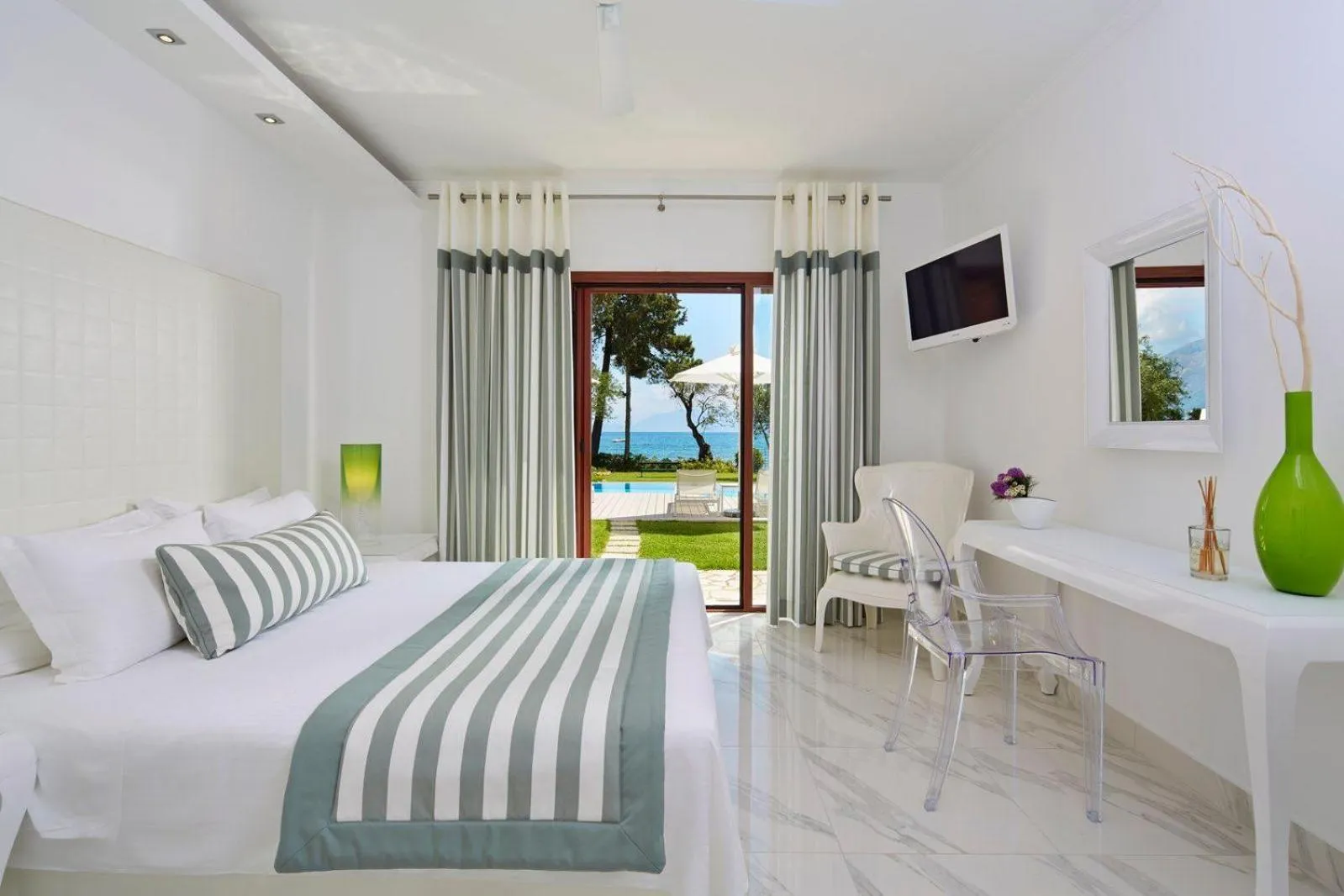 Photo of the whole room, Bed in Ikos Dassia