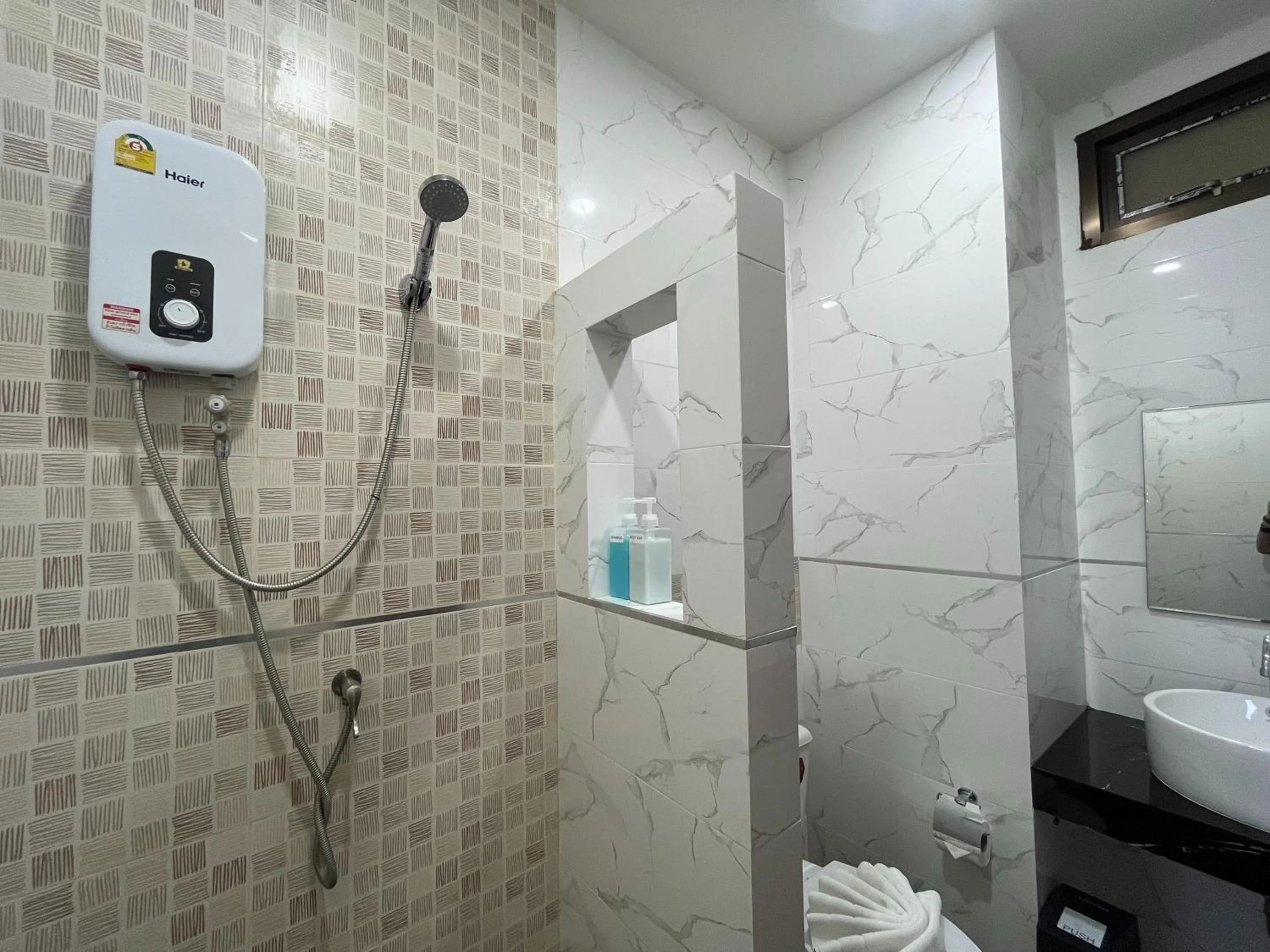 Bathroom in J & Ariya Hotel Near Samui Airport and Koh Phangan Pier