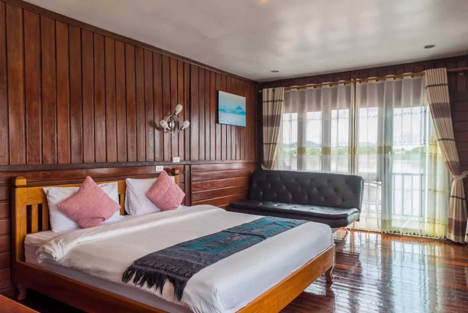 Bed in Riverside Chiangkhan