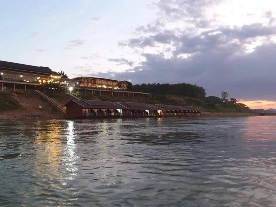 Riverside Chiangkhan