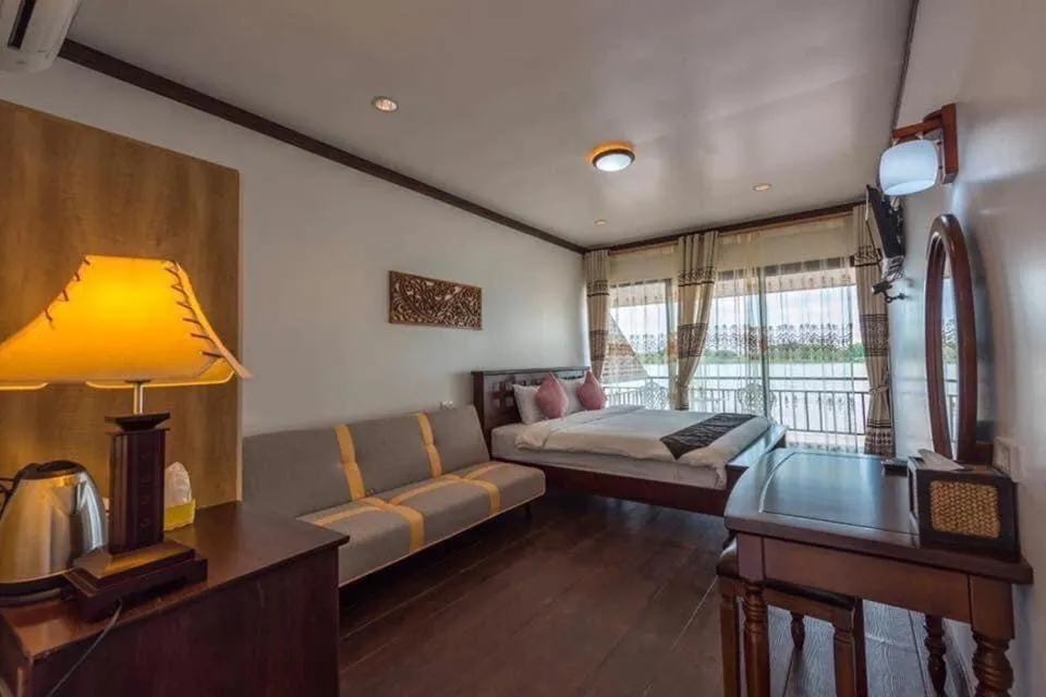 Bed in Riverside Chiangkhan