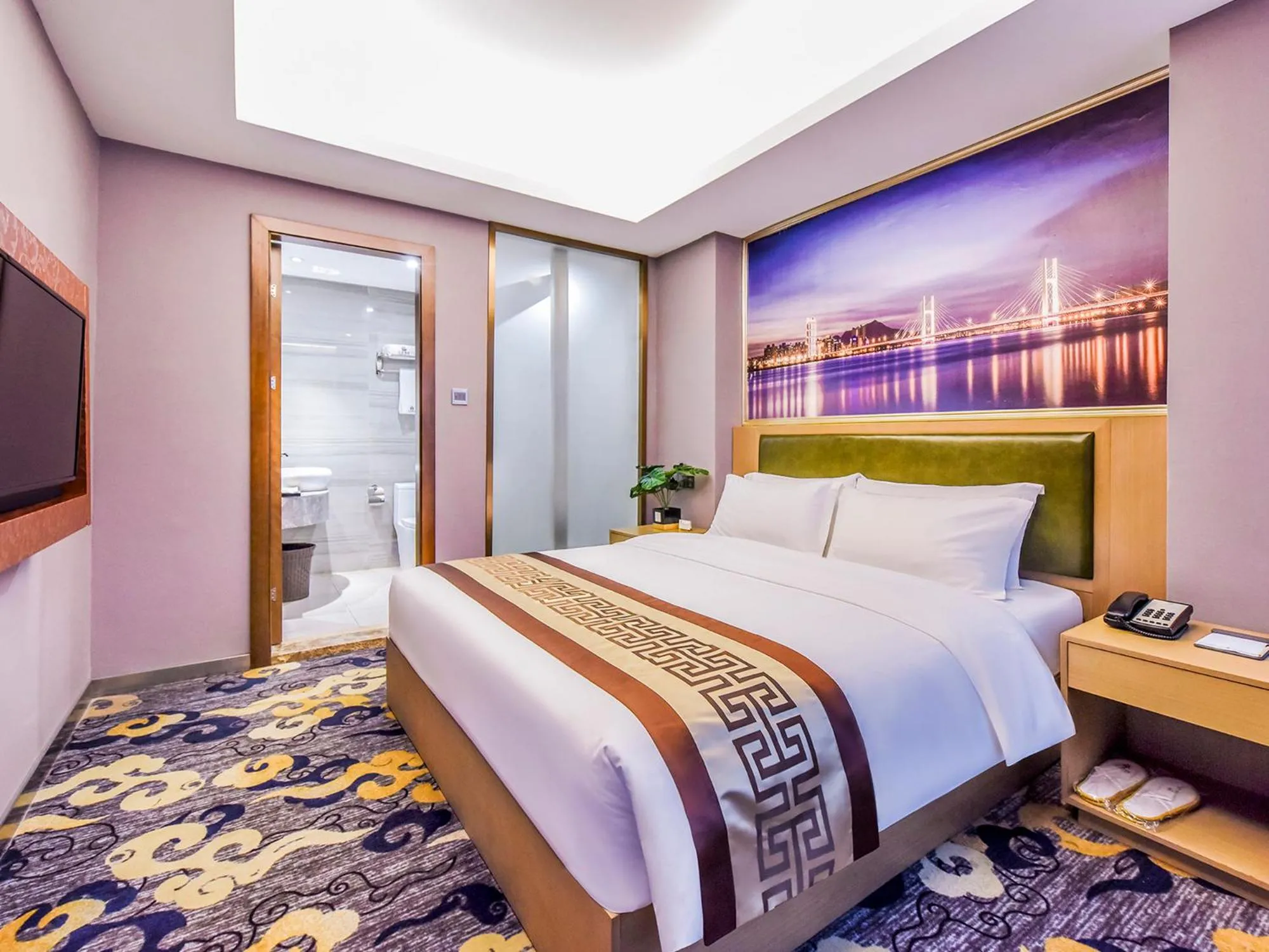 Bedroom, Bed in Guangzhou Huihe Hotel